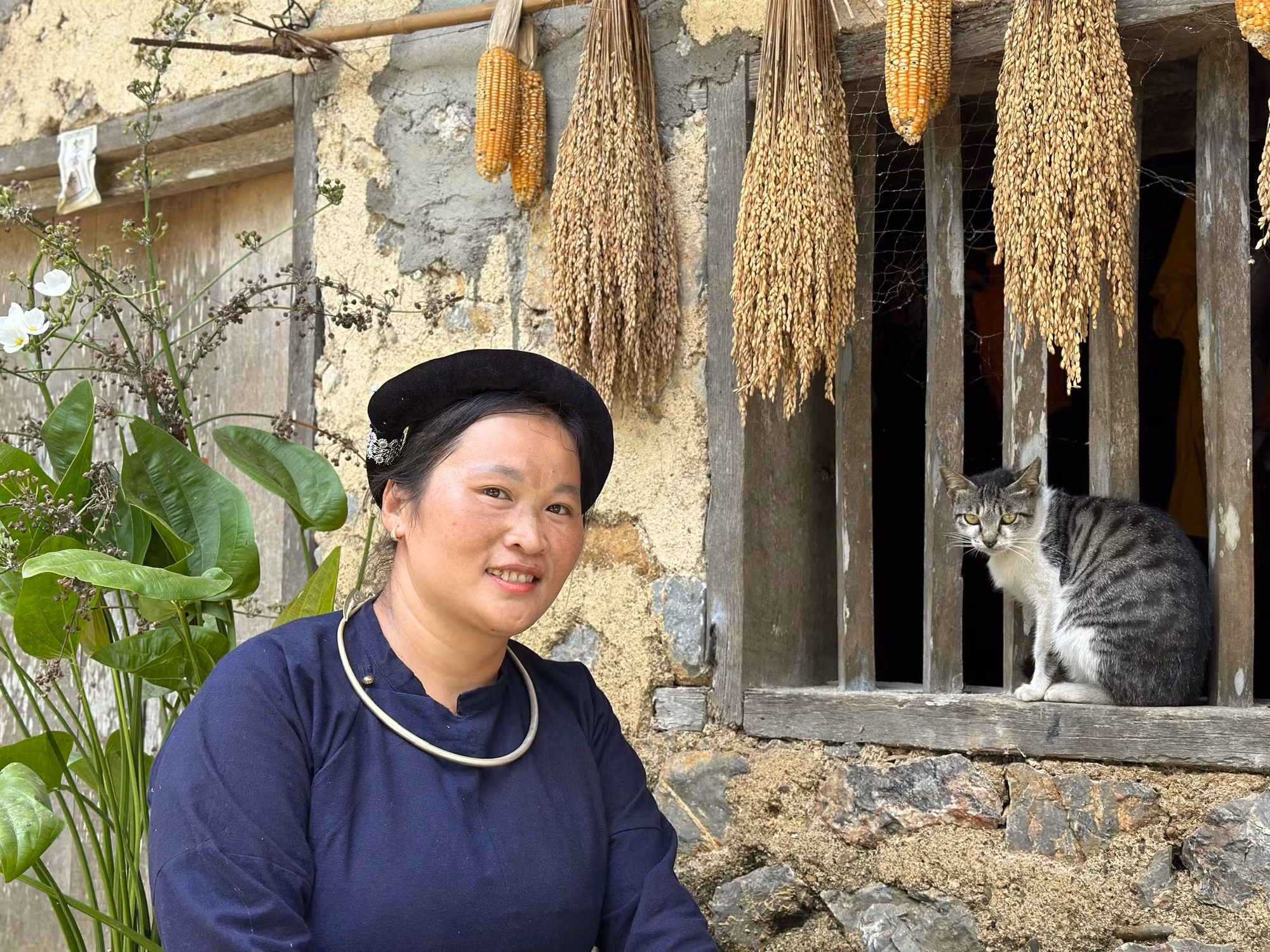Chị Mạc Thị Khon, chủ homestay Quang Thuận duyên dáng trong trang phục truyền thống của dân tộc Tày. (Ảnh: THI PHONG)