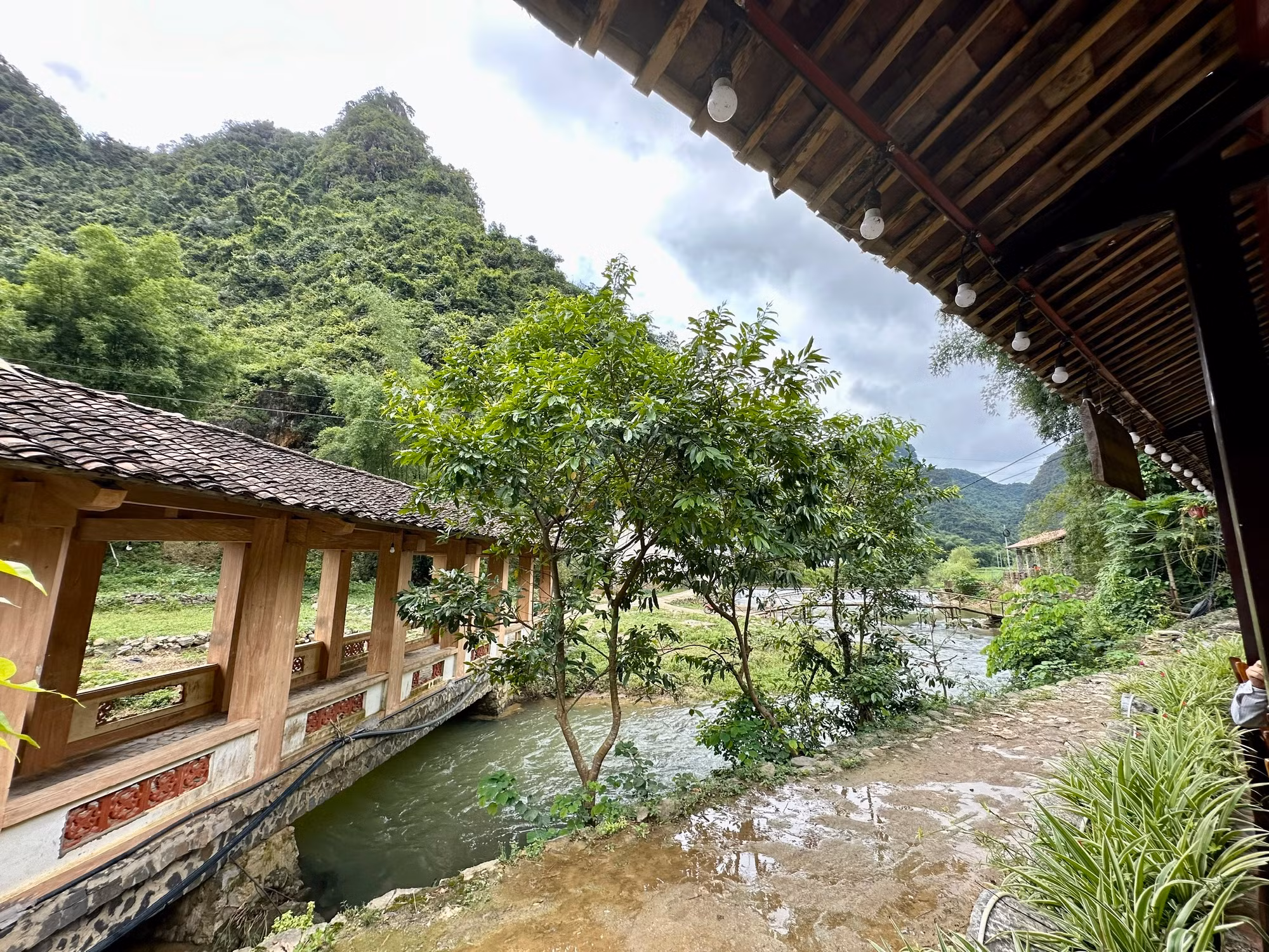 Ngôi làng nằm cạnh dòng suối Khuổi Ky trong xanh. (Ảnh: THI PHONG)