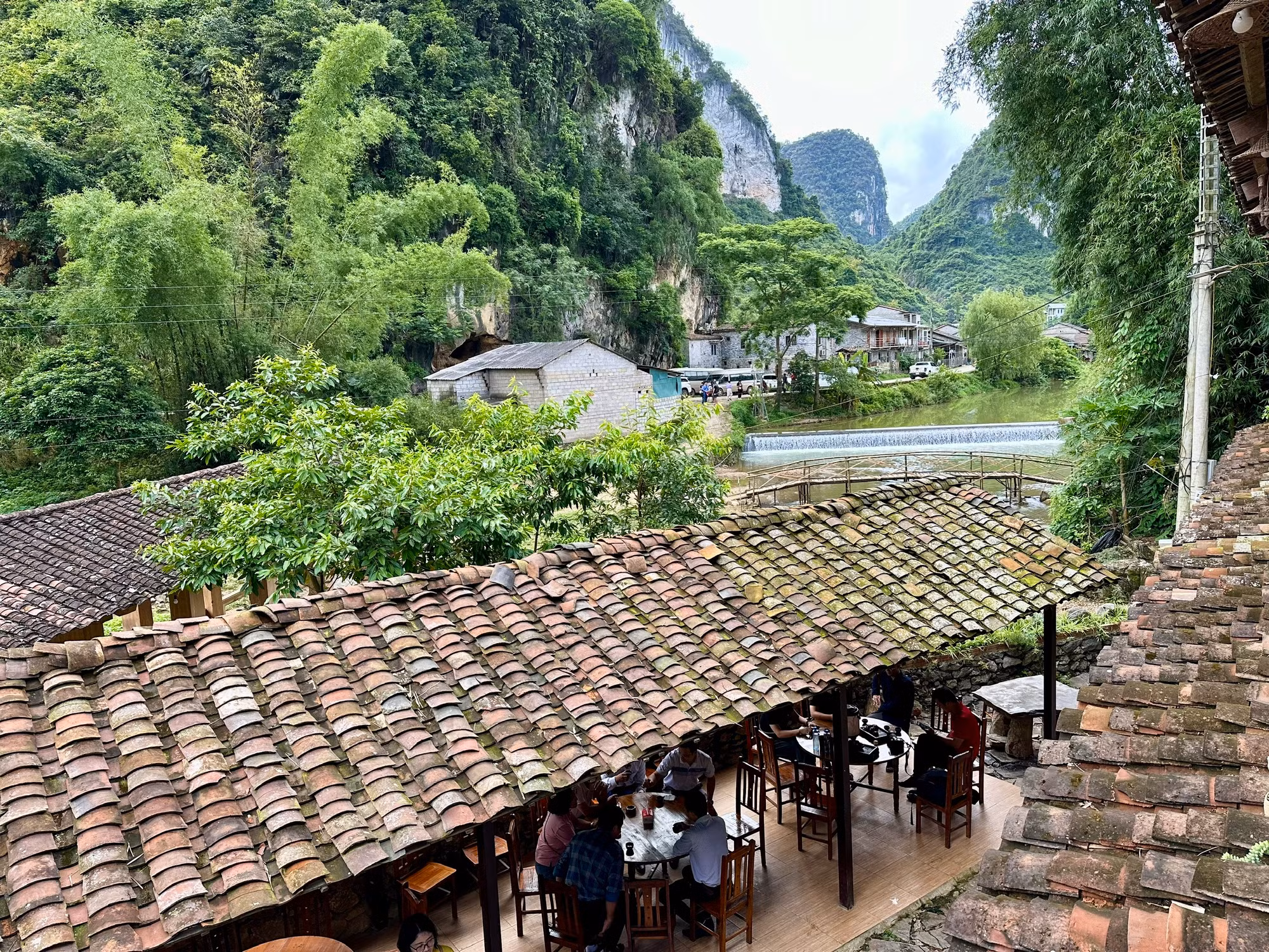 Một góc của làng đá nhìn ra dòng Khuổi Ky. (Ảnh: THI PHONG)
