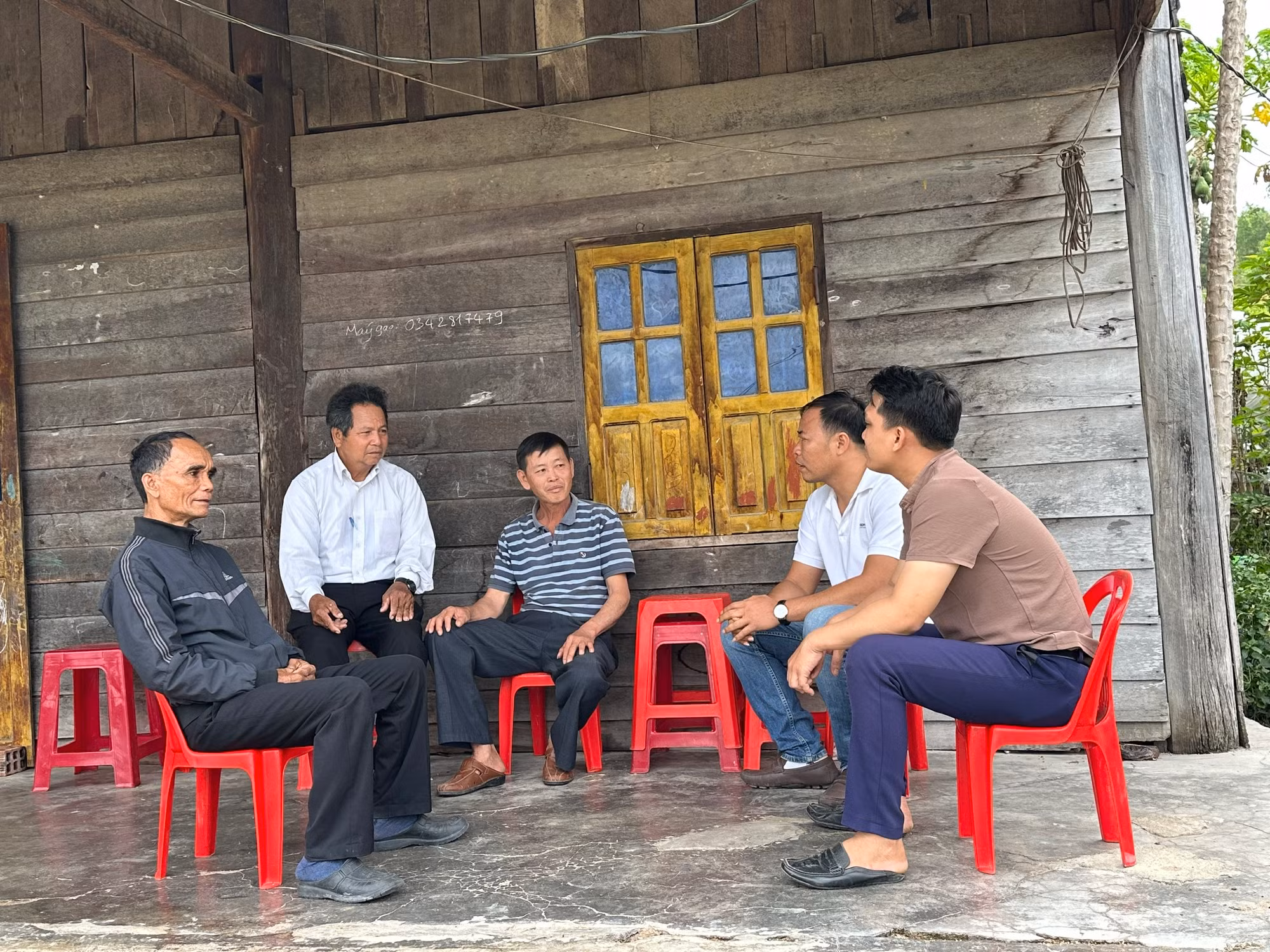 Cơ quan chức năng quan tâm thăm hỏi những đối tượng lầm lỡ từng tin nghe theo Tin lành Đêga. Ông Ksor Bhat (thứ hai từ trái sang) từng có thời gian bị kẻ xấu dụ dỗ nay đã trở về cộng đồng, thực hành tín ngưỡng lành mạnh đúng pháp luật (Ảnh: Hà Nhân)
