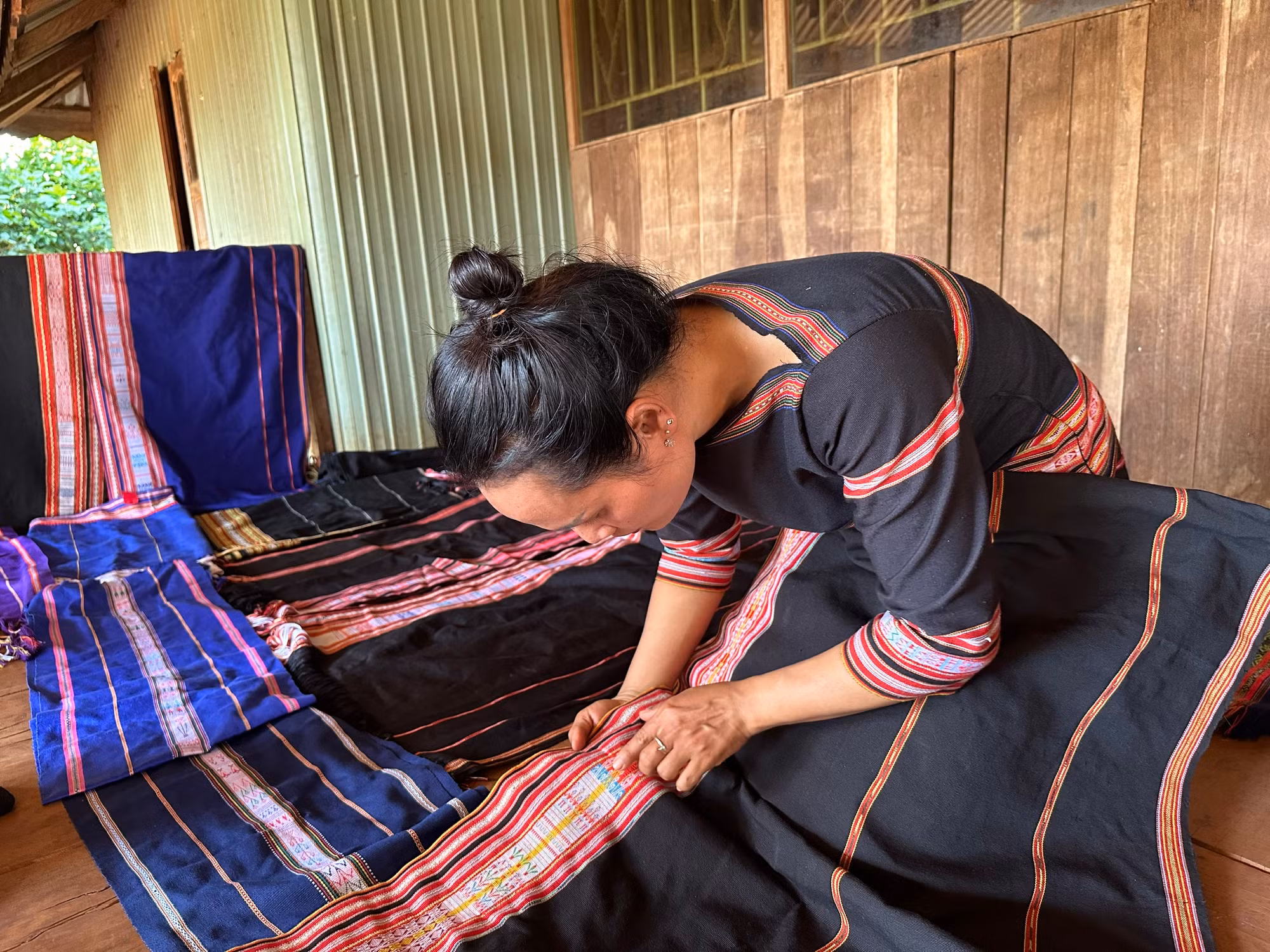 Chị H’Uyên Niê kiểm tra các họa tiết trên tấm vải thổ cẩm. (Ảnh THI PHONG) Chị H’Uyên Niê kiểm tra các họa tiết trên tấm vải thổ cẩm. (Ảnh THI PHONG)