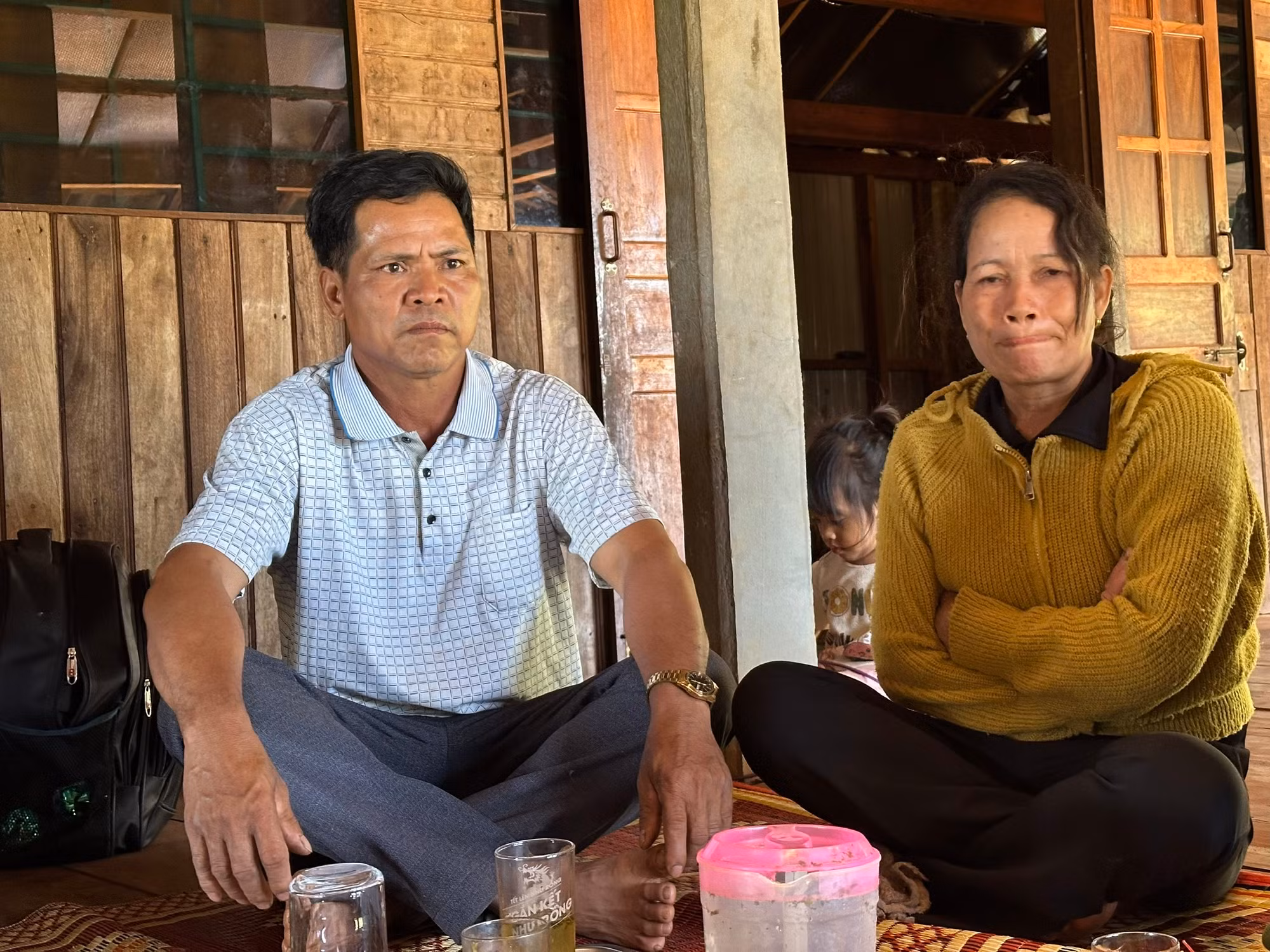 Vợ ông Rơ Châm Mreng ngậm ngùi khi nhớ lại chuyện cũ. (Ảnh: HÀ NHÂN) Vợ ông Rơ Châm Mreng ngậm ngùi khi nhớ lại chuyện cũ. (Ảnh: HÀ NHÂN)