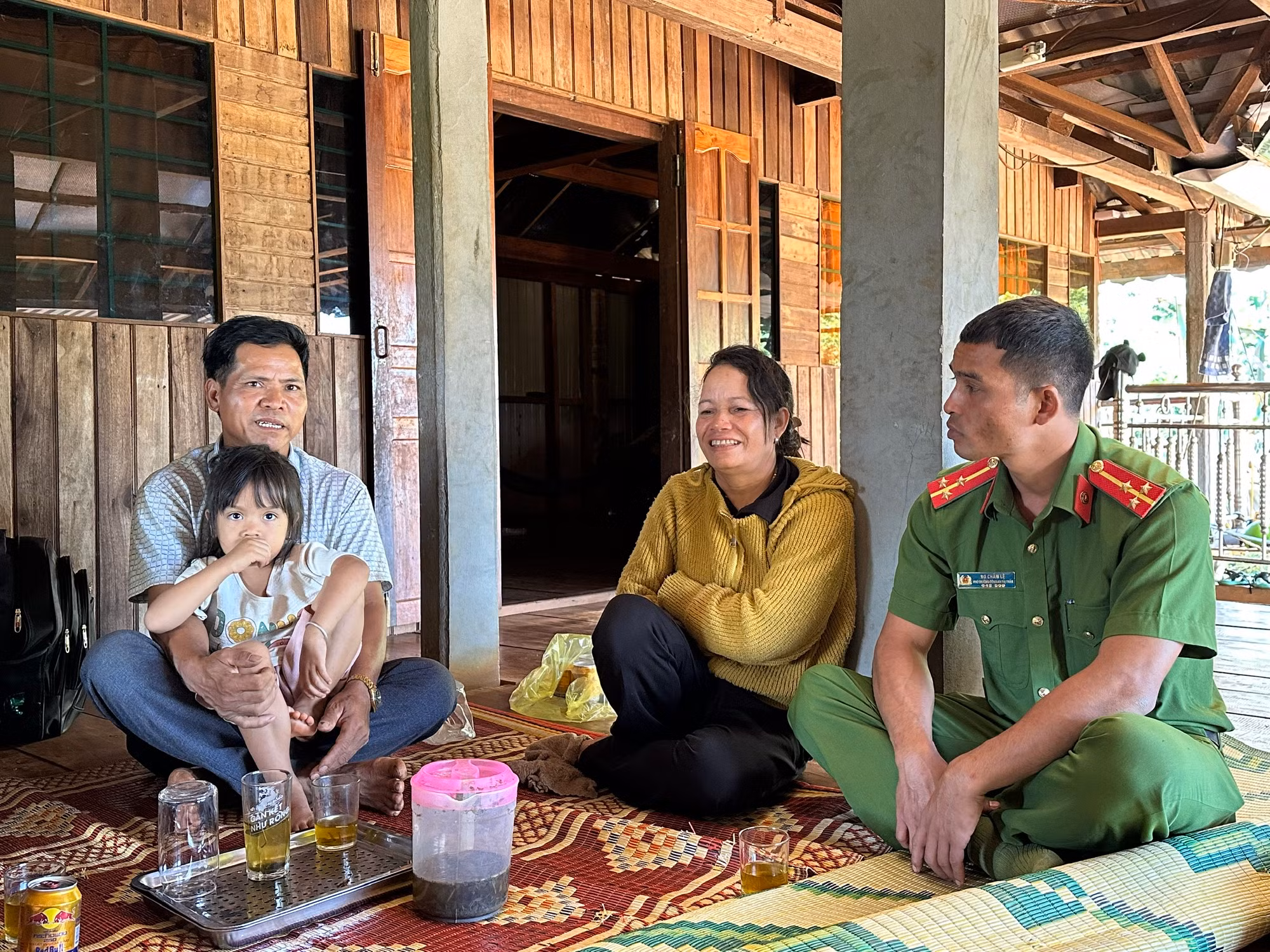 Bà Siu Hit khoe kể, từ khi không theo tà đạo Tin lành Đêga vợ chồng đã biết bảo ban nhau làm ăn. (Ảnh: HÀ NHÂN) Bà Siu Hit khoe kể, từ khi không theo tà đạo Tin lành Đêga vợ chồng đã biết bảo ban nhau làm ăn. (Ảnh: HÀ NHÂN)
