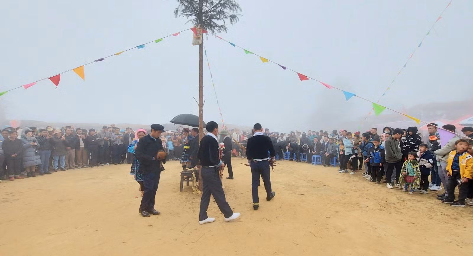 Quang cảnh lễ cúng tại lễ hội Gầu Tào xã Dào San, huyện Phong Thổ, Lai Châu.