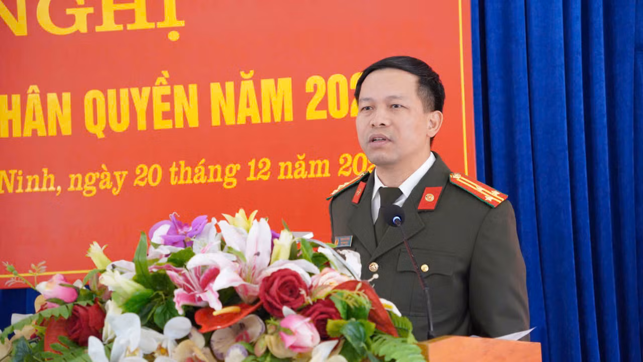 Thượng tá Phạm Văn Dũng, Phó Giám đốc Công an tỉnh, Phó Trưởng Ban thường trực Ban Chỉ đạo Nhân quyền tỉnh phát biểu tại hội nghị.