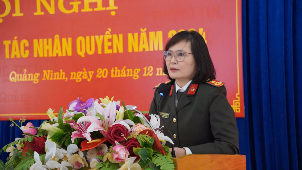 Đại tá Nguyễn Thị Thanh Hương, Văn phòng Thường trực về Nhân quyền Chính phủ, báo cáo viên của hội nghị.