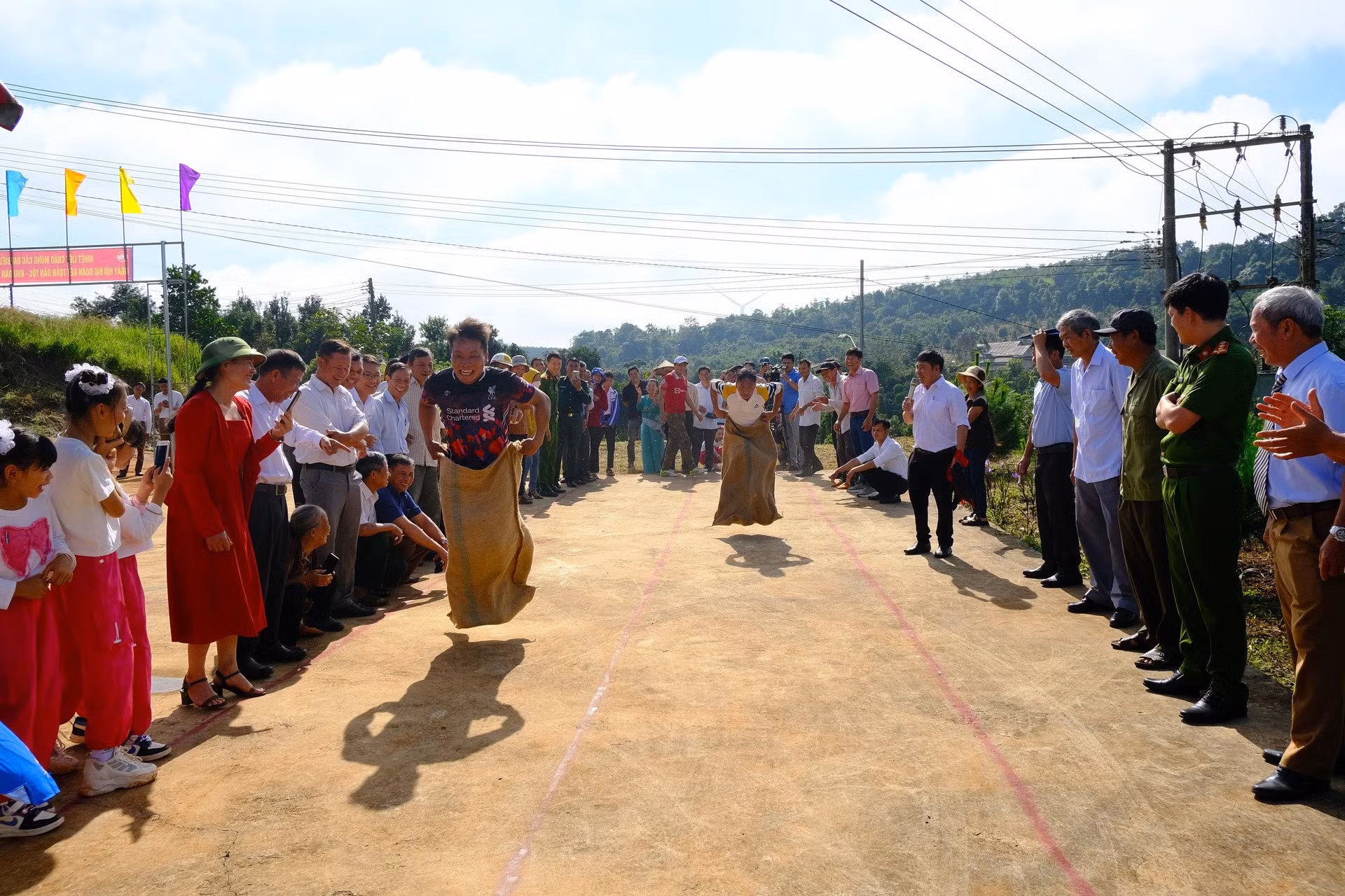 Nhân dân thôn Thuận Bắc, xã Thuận Hạnh, huyện Đắk Song (Đắk Nông) tham gia hội thao Ngày hội Đại đoàn kết toàn dân tộc năm 2023.
