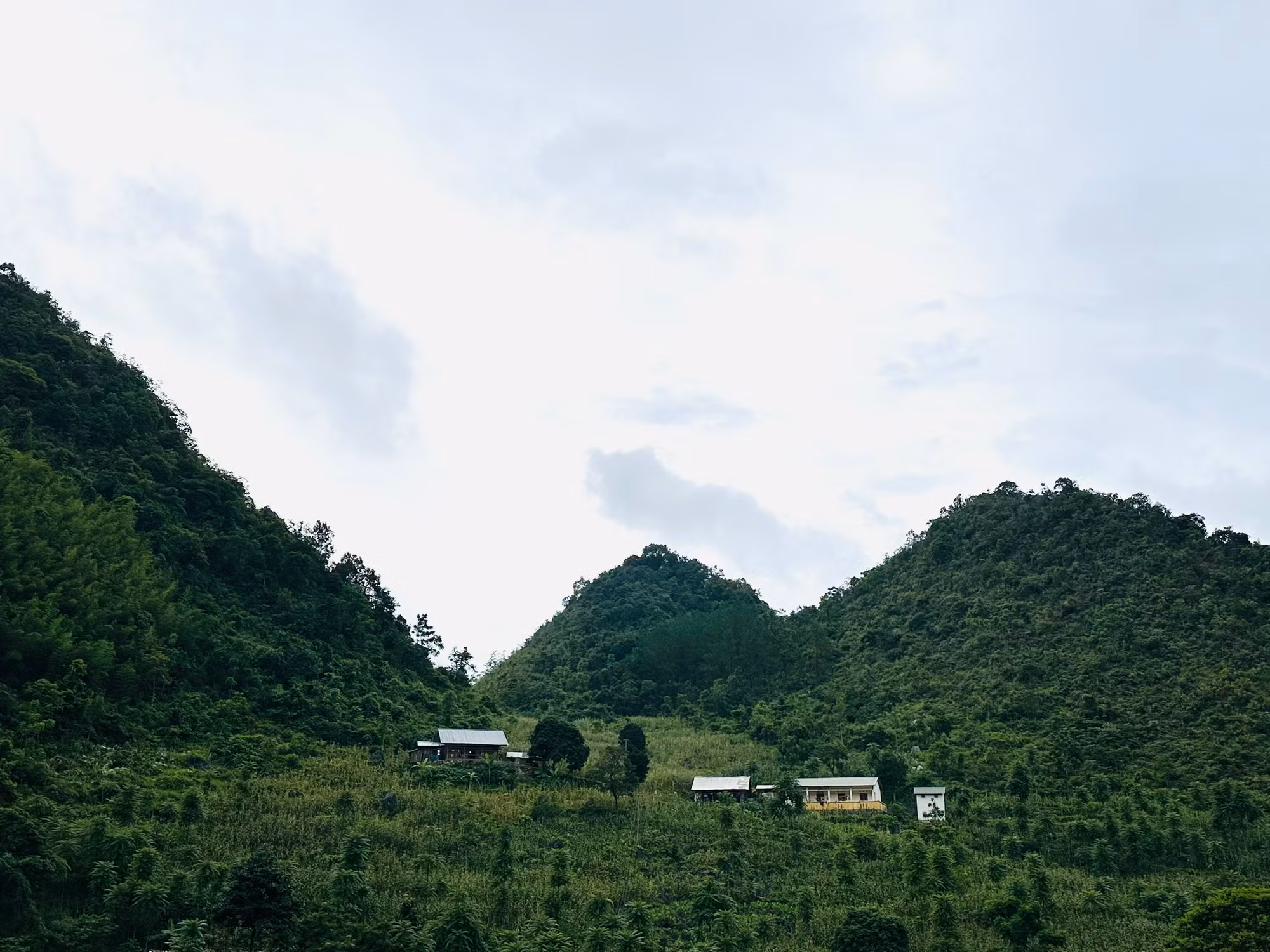 Ngày càng có thêm nhiều ngôi nhà khang trang trên mảnh đất Thượng Thôn. (Ảnh: THI PHONG) Ngày càng có thêm nhiều ngôi nhà khang trang trên mảnh đất Thượng Thôn. (Ảnh: THI PHONG)