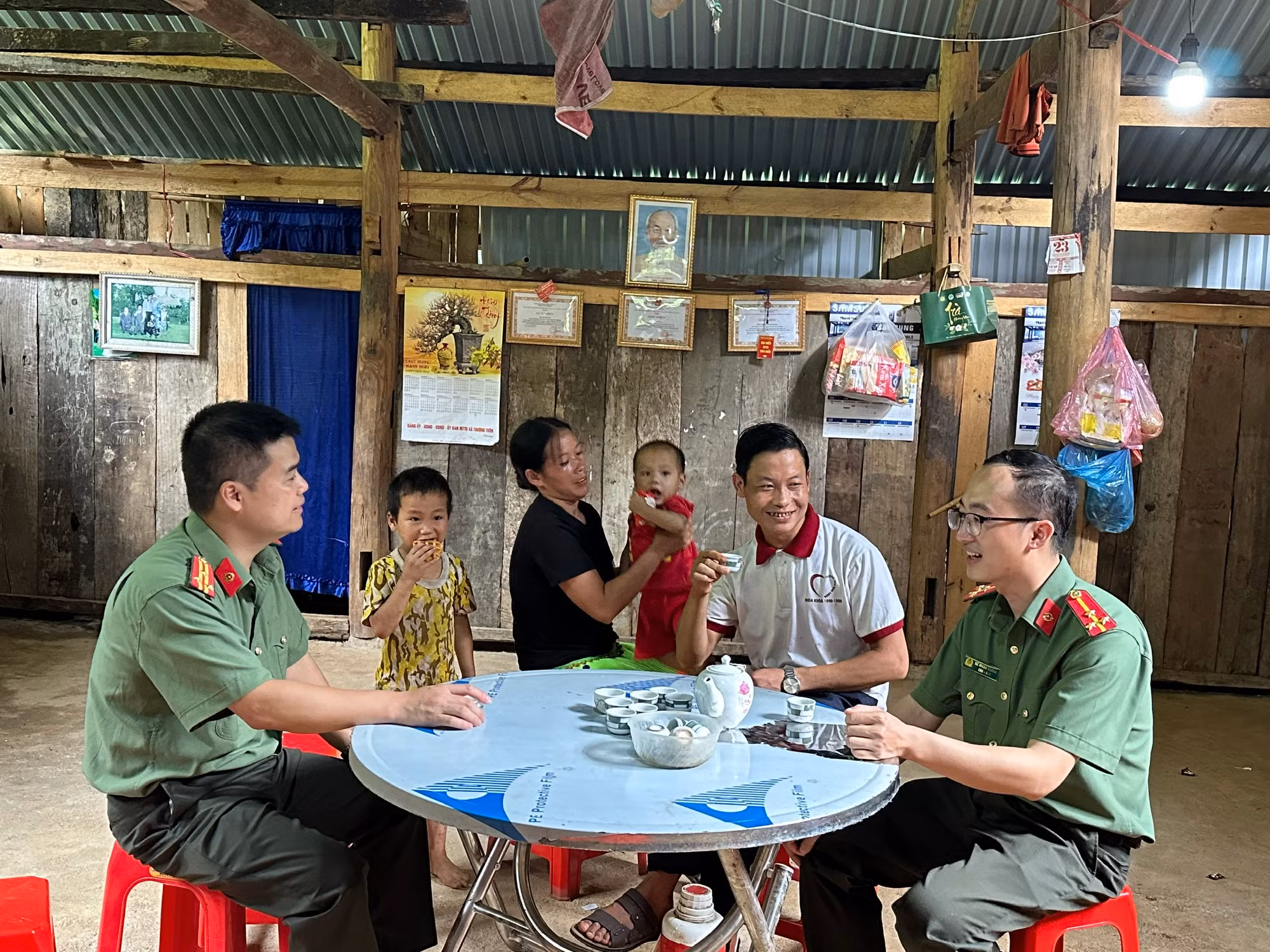 Công an huyện Hà Quảng đến thăm vợ chồng anh Lý Văn Nó. (Ảnh: THI PHONG) Công an huyện Hà Quảng đến thăm vợ chồng anh Lý Văn Nó. (Ảnh: THI PHONG)