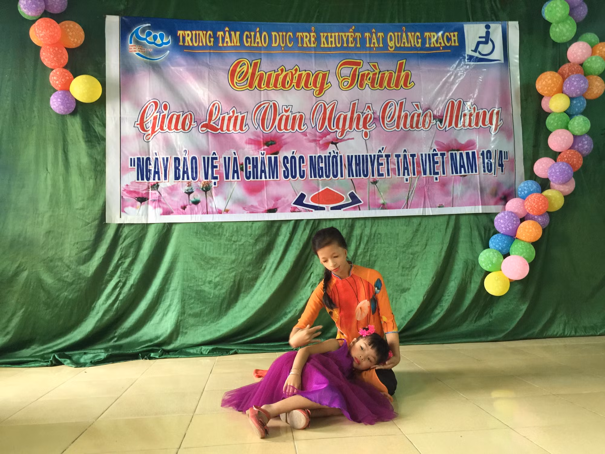 Các cháu Trung tâm Giáo dục trẻ khuyết tật huyện Quảng Trạch biểu diễn văn nghệ. (Ảnh: BTC) Các cháu Trung tâm Giáo dục trẻ khuyết tật huyện Quảng Trạch biểu diễn văn nghệ. (Ảnh: BTC)