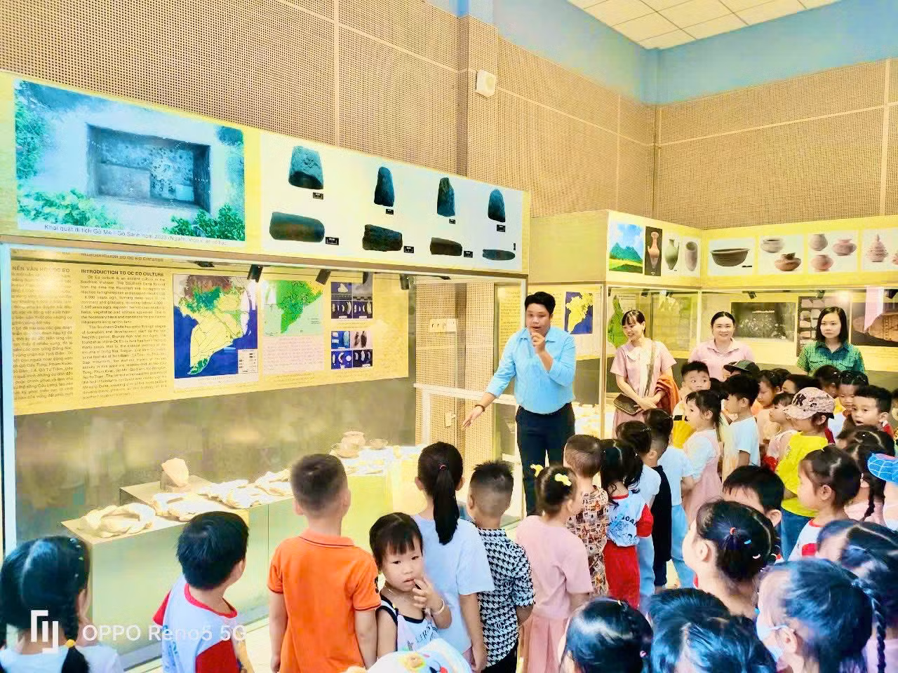 Các em học sinh quan sát các hiện vật được trưng bày tại Nhà trưng bày văn hóa Óc Eo.