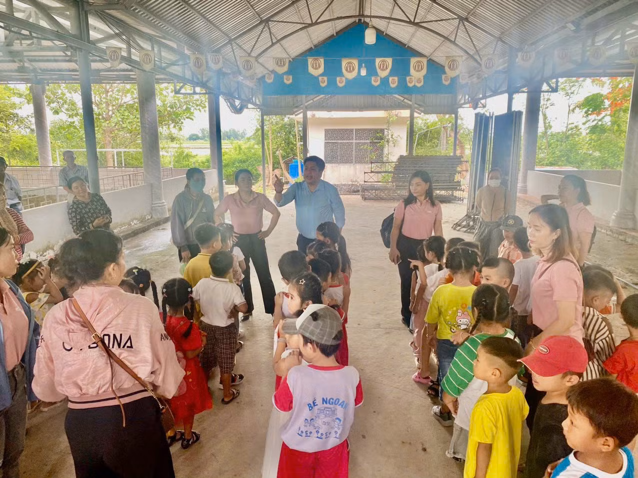 Các em học sinh tham gia trải nghiệm văn hóa Óc Eo tại khu di tích.