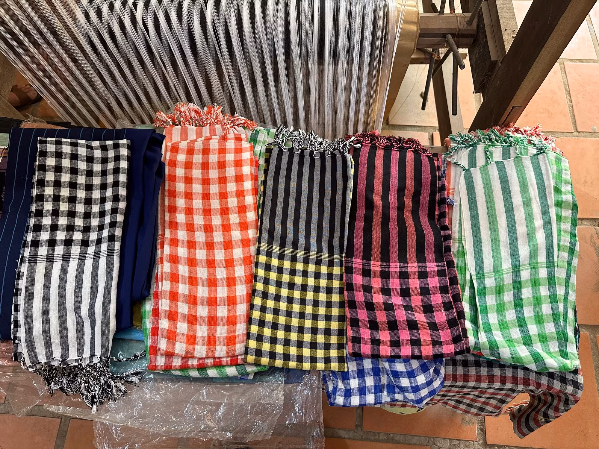 Các sản phẩm dệt của gia đình chị Romah. (Ảnh: Thi Phong) Các sản phẩm dệt của gia đình chị Romah. (Ảnh: Thi Phong)