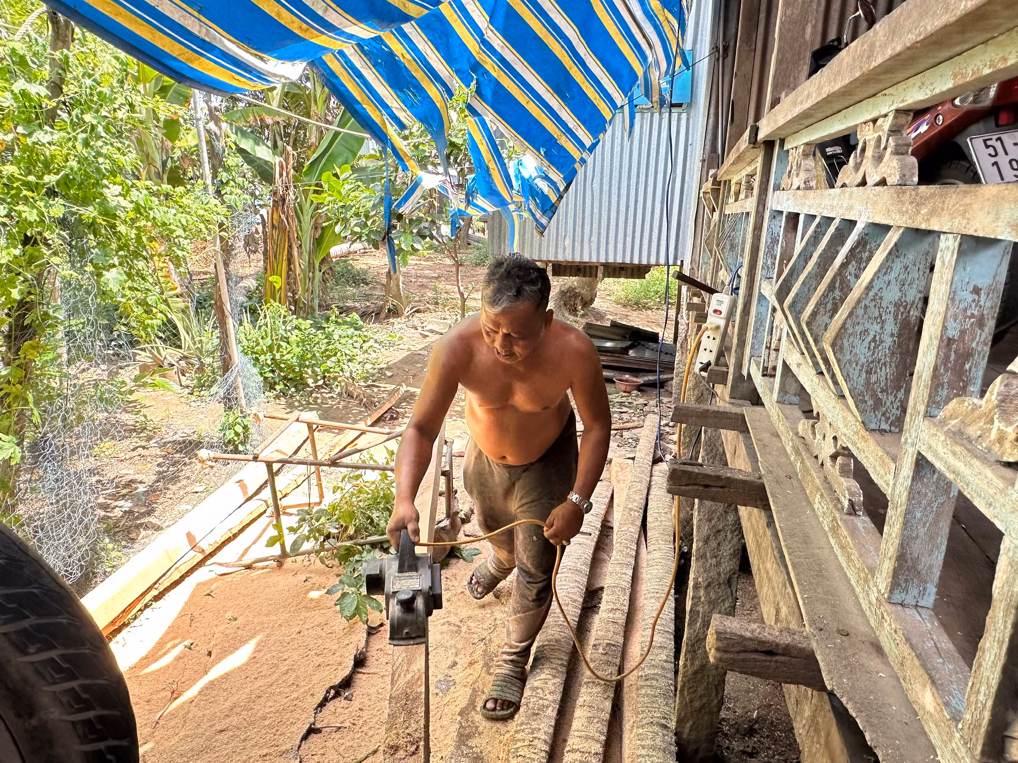 Anh Jac Queqrya nhận mọi công việc về mộc trong làng. (Ảnh: Thi Phong) Anh Jac Queqrya nhận mọi công việc về mộc trong làng. (Ảnh: Thi Phong)