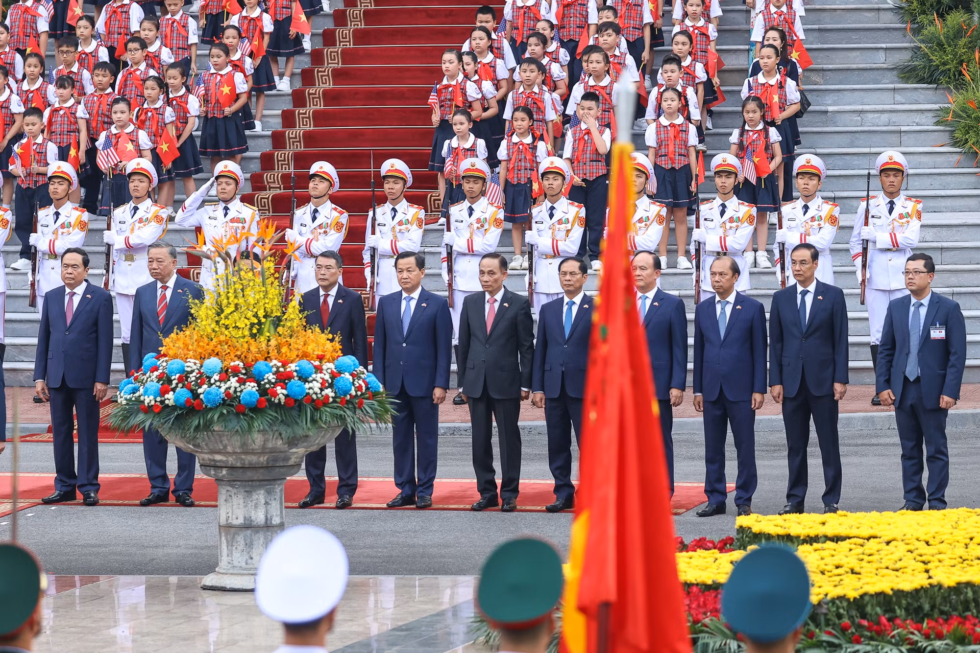 Các đồng chí lãnh đạo tham dự Lễ đón Tổng thống Hoa Kỳ Joe Biden và các thành viên trong Đoàn. (Ảnh VGP/Nhật Bắc)
