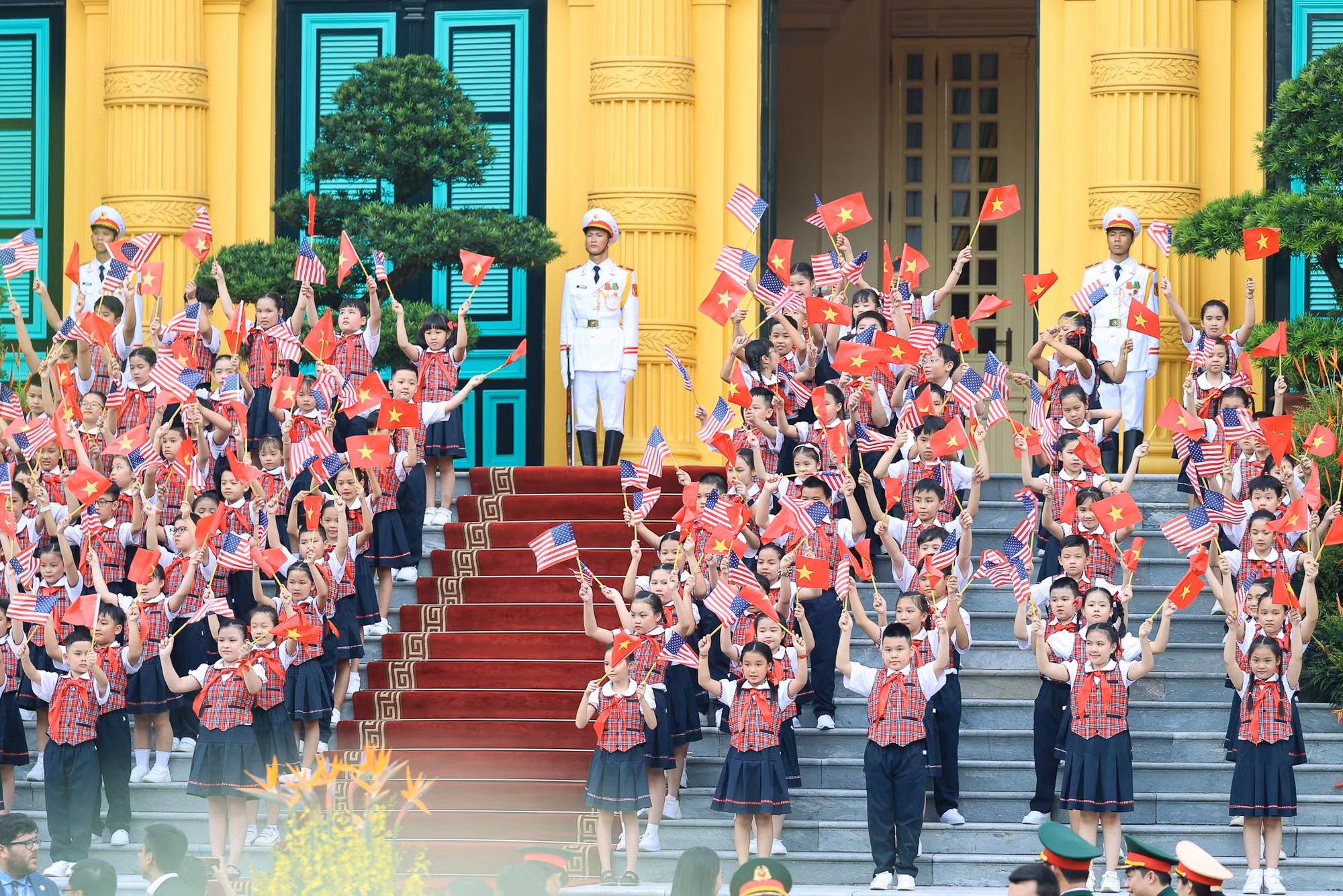 Thiếu nhi Thủ đô Hà Nội chào đón Tổng thống Hoa Kỳ Joe Biden và các thành viên trong Đoàn. (Ảnh VGP/Nhật Bắc)