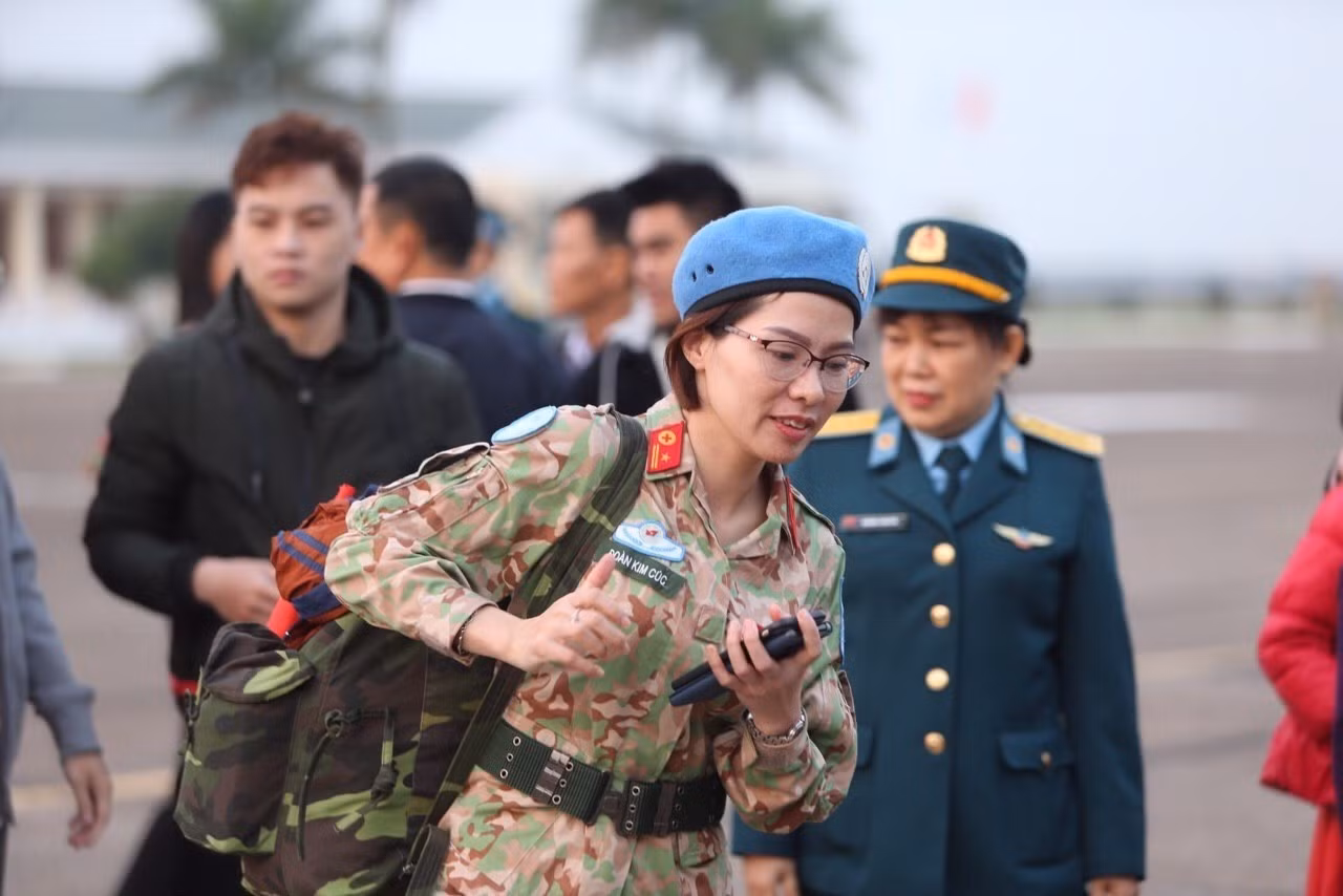 Nữ quân nhân lên đường làm nhiệm vụ quốc tế tại Nam Sudan. (Ảnh: Dương Giang/TTXVN)
