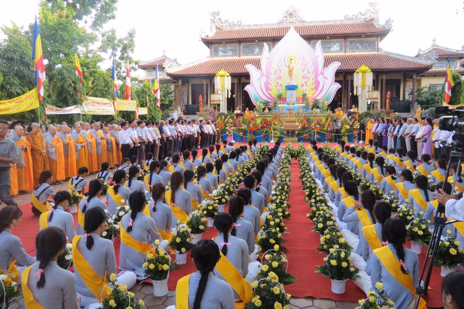 Việt Nam tôn trọng và bảo đảm quyền tự do tín ngưỡng, tôn giáo của người dân.