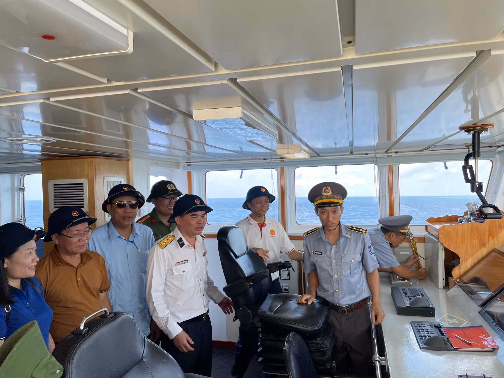 Đại tá Hoàng Lương Ngọc và các đại biểu đại diện đoàn công tác đến thăm, kiểm tra và động viên cán bộ, chiến sĩ trên tàu KN 475. Đại tá Hoàng Lương Ngọc và các đại biểu đại diện đoàn công tác đến thăm, kiểm tra và động viên cán bộ, chiến sĩ trên tàu KN 475.
