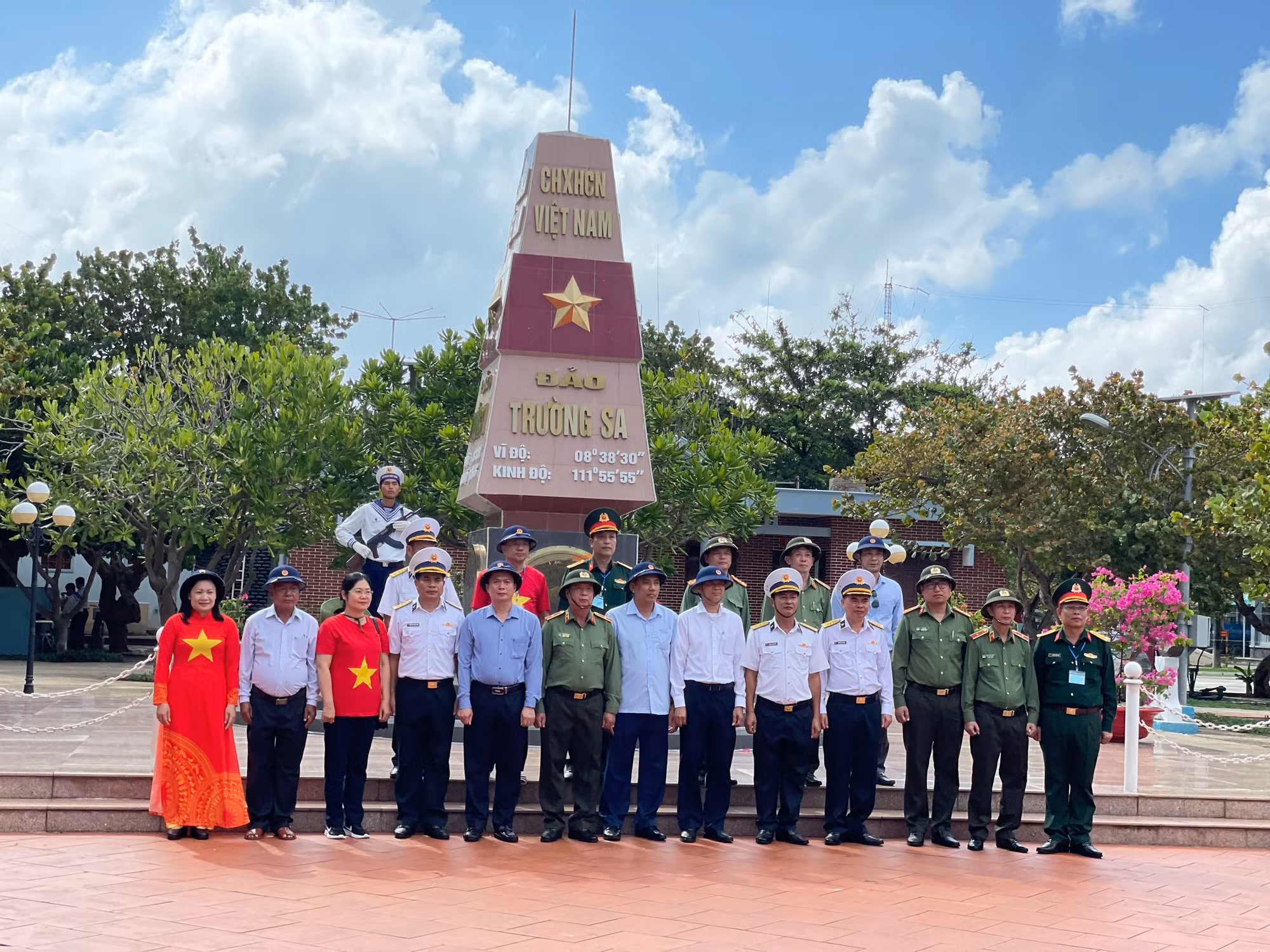 Đại tá Hoàng Lương Ngọc (hàng trên, thứ tư từ phải sang) và đại biểu đại diện đoàn công tác chụp ảnh lưu niệm tại cột mốc chủ quyền trên đảo Trường Sa. Đại tá Hoàng Lương Ngọc (hàng trên, thứ tư từ phải sang) và đại biểu đại diện đoàn công tác chụp ảnh lưu niệm tại cột mốc chủ quyền trên đảo Trường Sa.