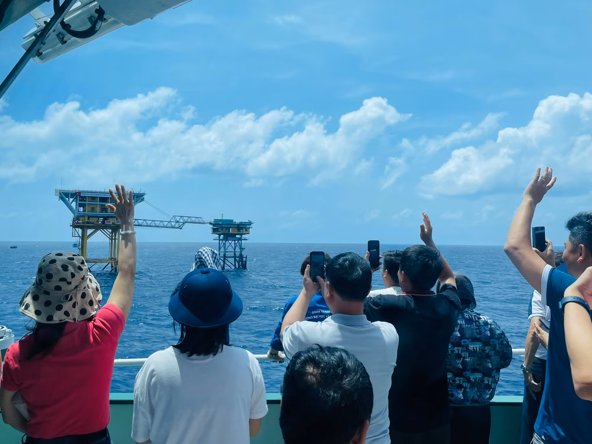 Các thành viên đoàn công tác lưu luyến tạm biệt các chiến sĩ trên nhà giàn DKI/15. Các thành viên đoàn công tác lưu luyến tạm biệt các chiến sĩ trên nhà giàn DKI/15.