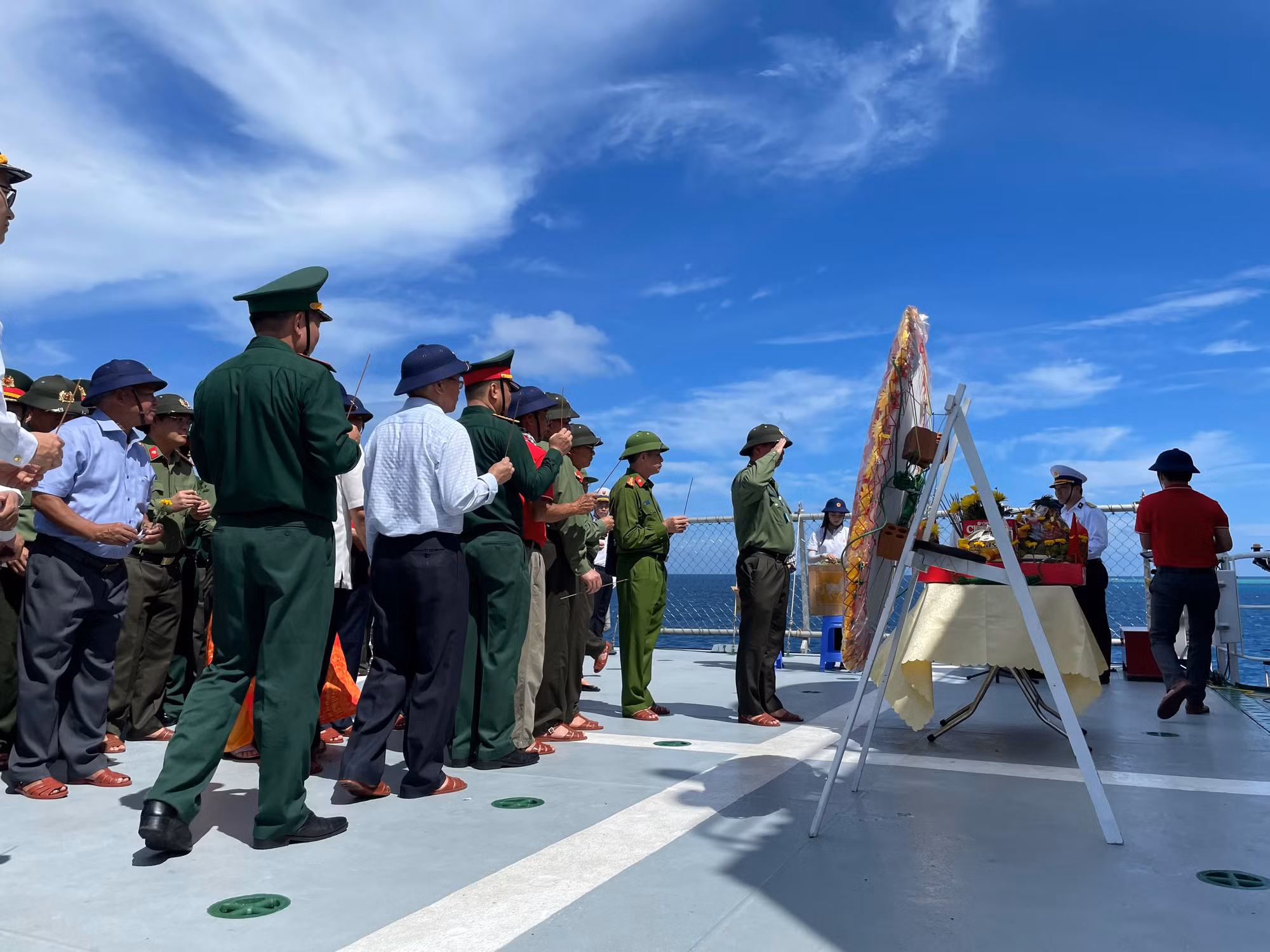 Lễ tri ân, tưởng niệm tưởng niệm cán bộ, chiến sĩ hải quân anh dũng hy sinh tại quần đảo Trường Sa. Lễ tri ân, tưởng niệm tưởng niệm cán bộ, chiến sĩ hải quân anh dũng hy sinh tại quần đảo Trường Sa.