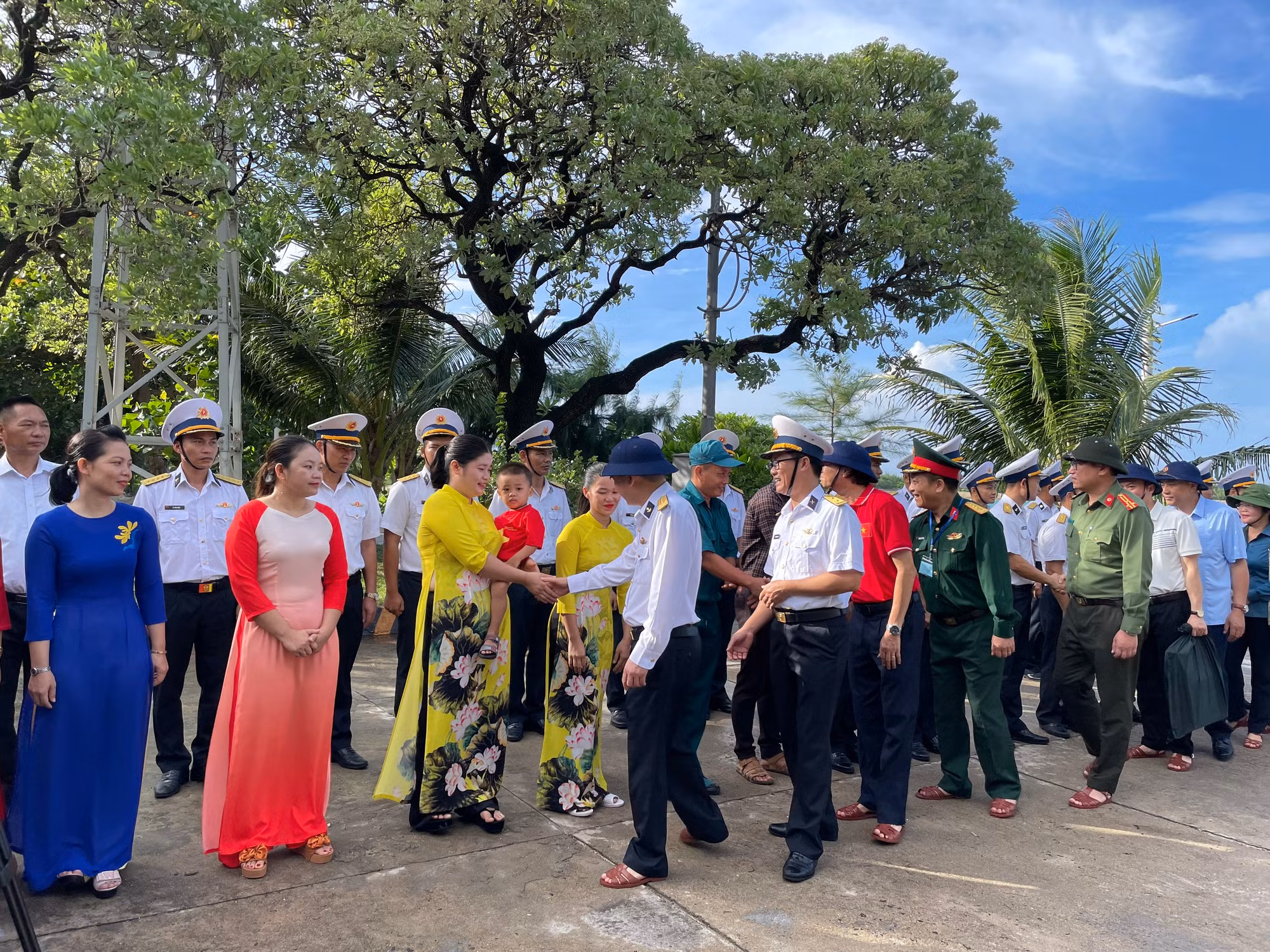 Đại tá Hoàng Lương Ngọc dẫn đầu đoàn công tác đến thăm quân và dân trên đảo Trường Sa. Đại tá Hoàng Lương Ngọc dẫn đầu đoàn công tác đến thăm quân và dân trên đảo Trường Sa.