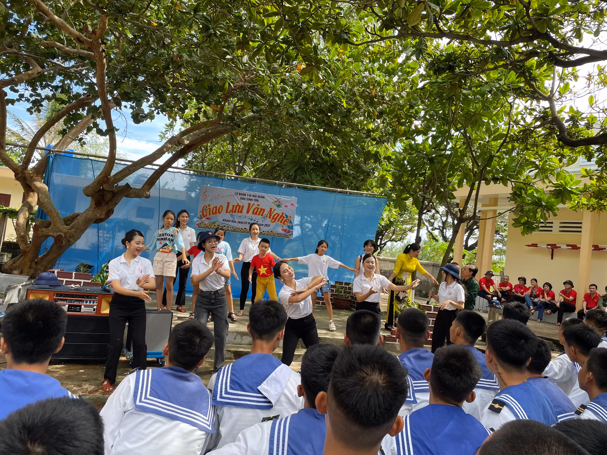 Giao lưu văn nghệ tại đảo Sinh Tồn. Giao lưu văn nghệ tại đảo Sinh Tồn.