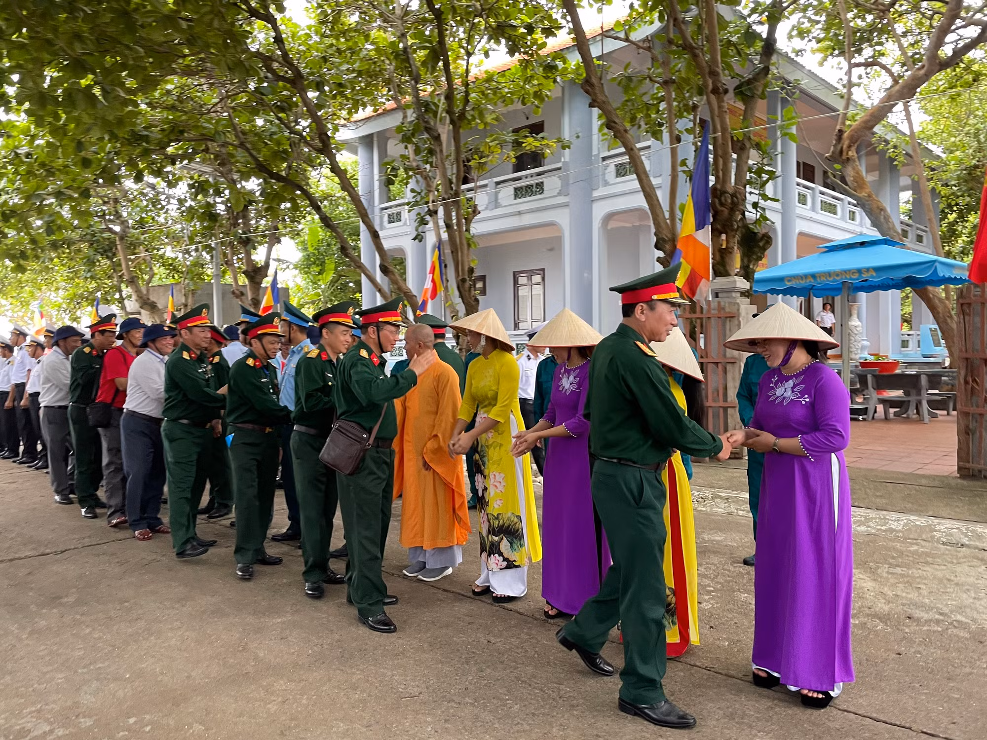 Cán bộ chiến sĩ và nhân dân trên đảo Trường Sa vui mừng đón đoàn công tác đến thăm, làm việc. Cán bộ chiến sĩ và nhân dân trên đảo Trường Sa vui mừng đón đoàn công tác đến thăm, làm việc.