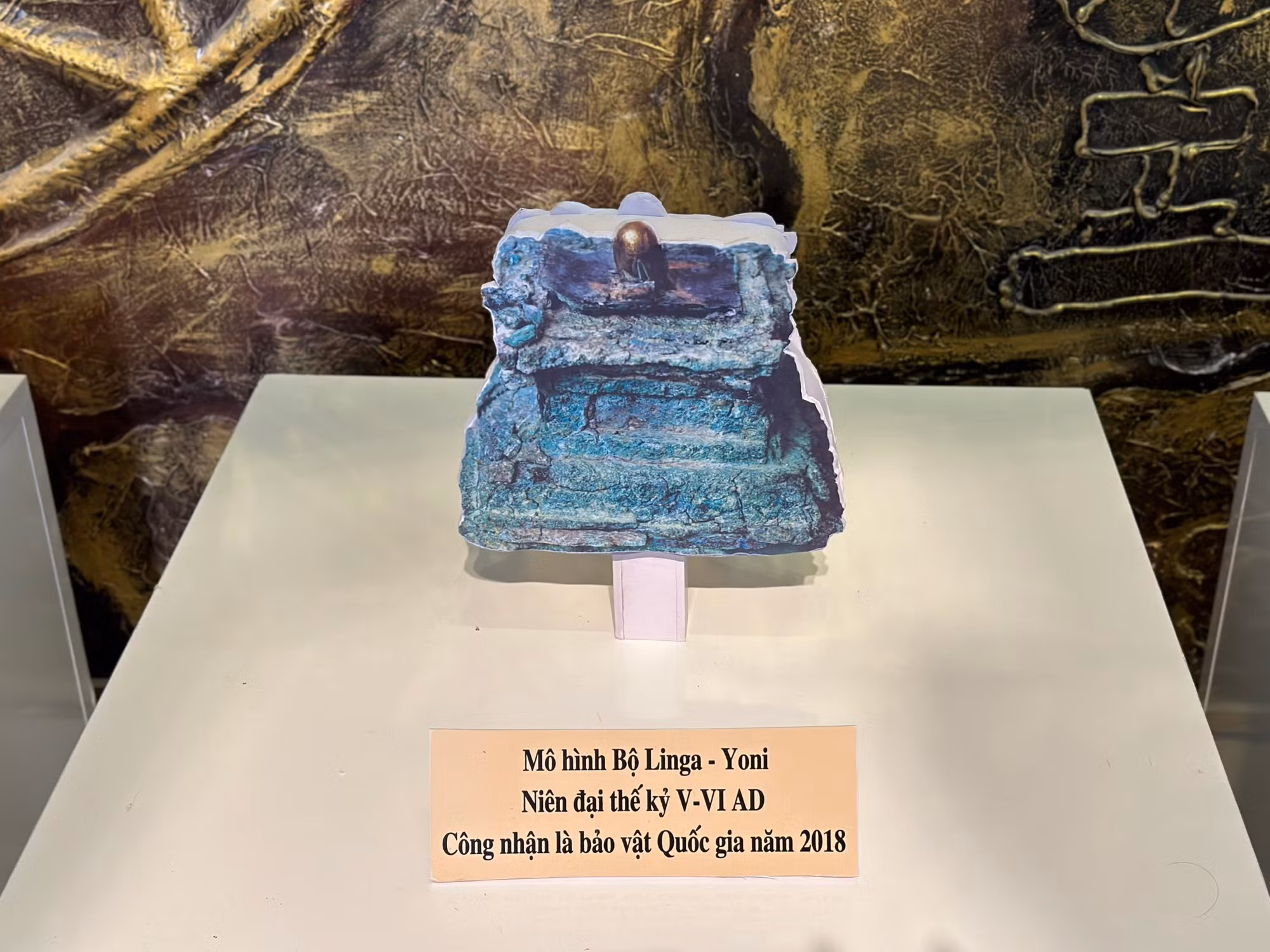 Mô hình bộ Linga-Yoni.