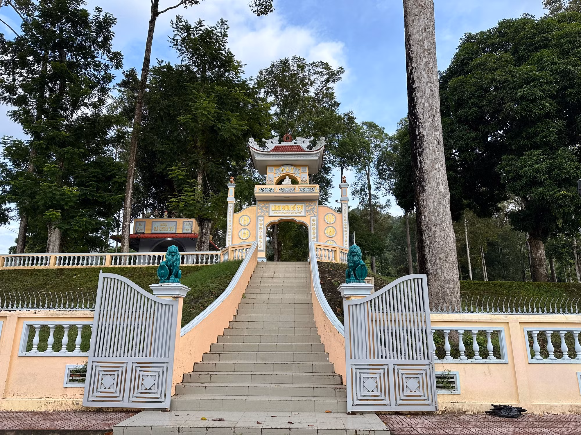 Đường lên chùa Linh Sơn đã được cải tạo khang trang.