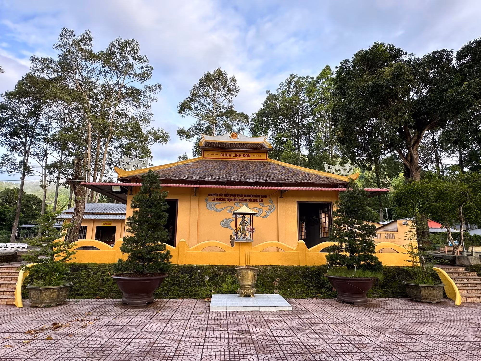 Chùa Linh Sơn còn được gọi là chùa Phật bốn tay núi Ba Thê, tọa lạc tại xã Vọng Thê (nay là thị trấn Óc Eo), huyện Thoại Sơn, tỉnh An Giang, Việt Nam. Đây là một di tích cấp quốc gia, và là một trong những địa điểm hành hương nổi tiếng của tỉnh.