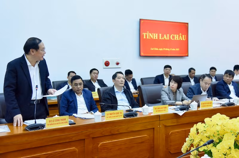Thứ trưởng Bộ Tài nguyên và Môi trường Lê Công Thành phát biểu. Thứ trưởng Bộ Tài nguyên và Môi trường Lê Công Thành phát biểu.