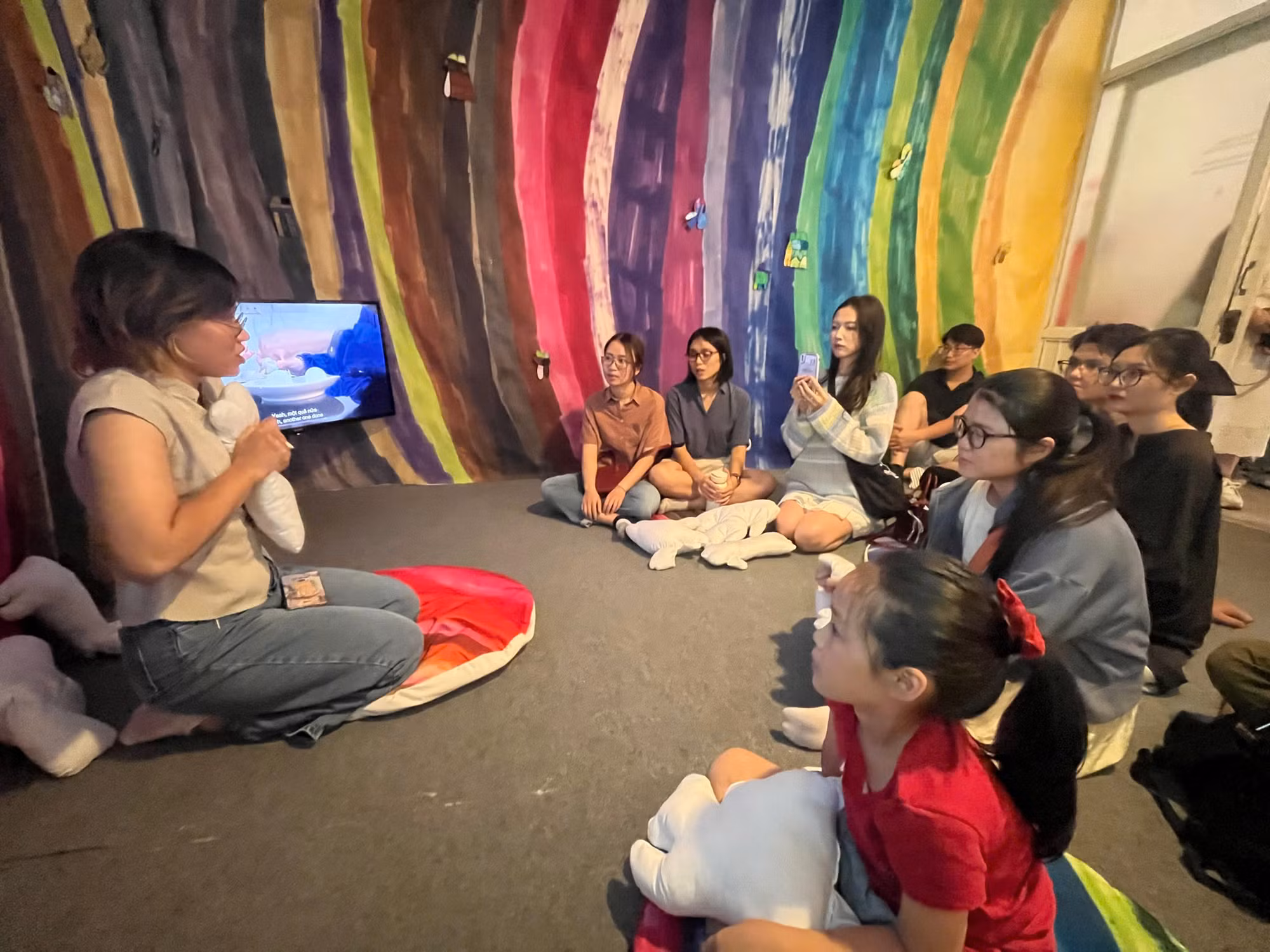 Khách tham quan được điều phối viên giới thiệu về các tác phẩm cùng những câu chuyện đặc biệt của các em nhỏ tự kỷ. Khách tham quan được điều phối viên giới thiệu về các tác phẩm cùng những câu chuyện đặc biệt của các em nhỏ tự kỷ.
