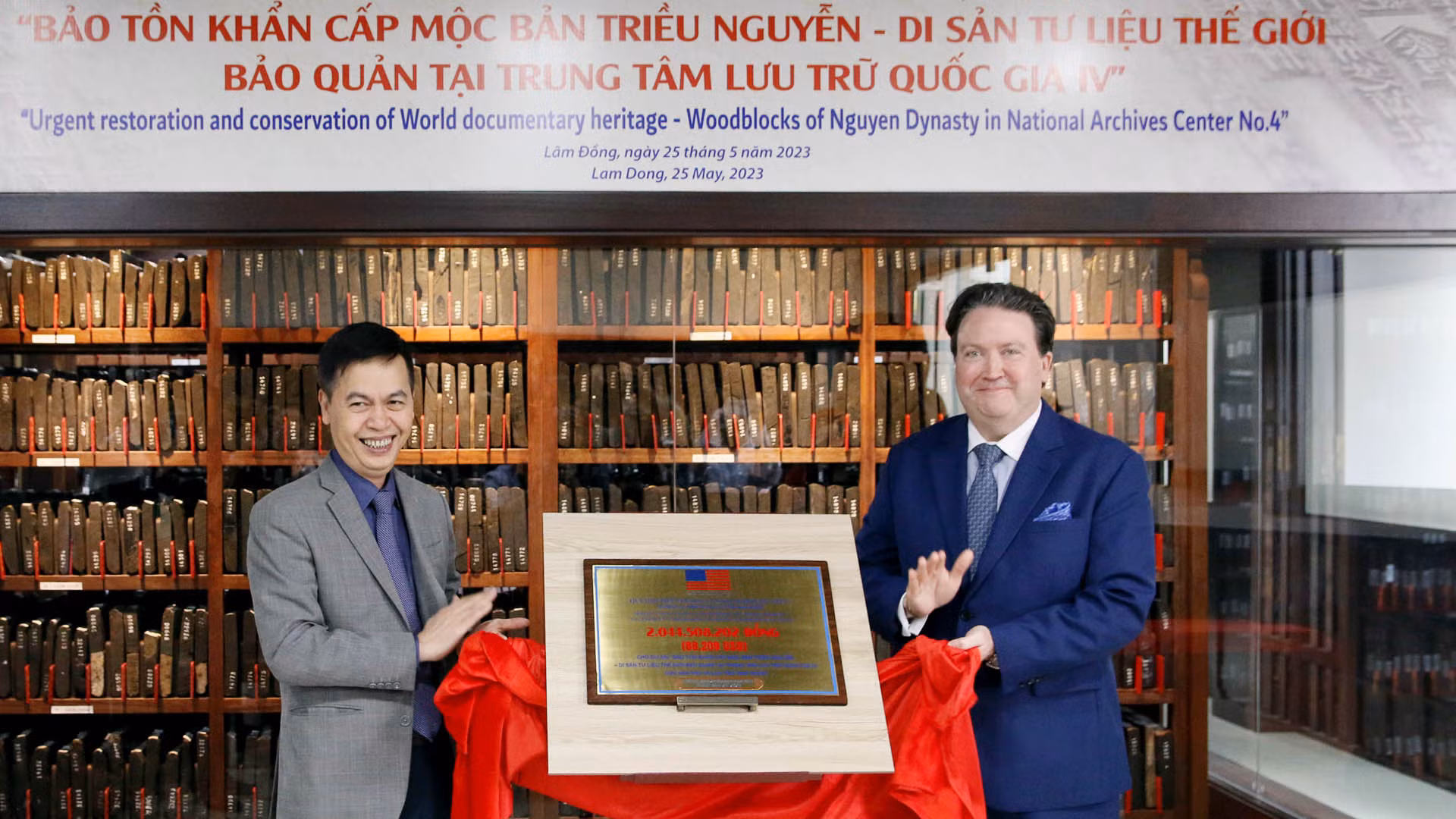 Đại sứ Hoa Kỳ tại Việt Nam Marc E. Knapper và Cục trưởng Văn thư và Lưu trữ Nhà nước Đặng Thanh Tùng thực hiện nghi thức khánh thành dự án “Bảo tồn khẩn cấp Mộc bản triều Nguyễn-Di sản Tư liệu thế giới”.