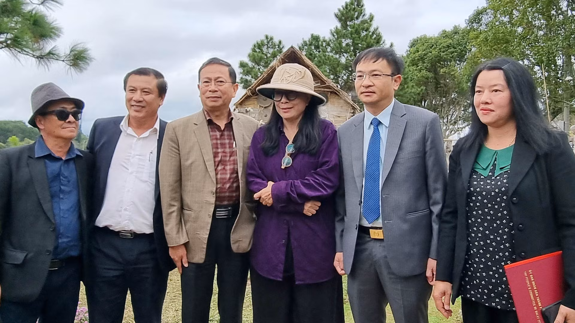 Lãnh đạo Ủy ban nhân dân thành phố Đà Lạt cùng nhà thiết kế Minh Hạnh (đội mũ) và Chủ tịch HĐTV Vietnam Silk House Huỳnh Tấn Phước tại chương trình thời trang thổ cẩm. Lãnh đạo Ủy ban nhân dân thành phố Đà Lạt cùng nhà thiết kế Minh Hạnh (đội mũ) và Chủ tịch HĐTV Vietnam Silk House Huỳnh Tấn Phước tại chương trình thời trang thổ cẩm.