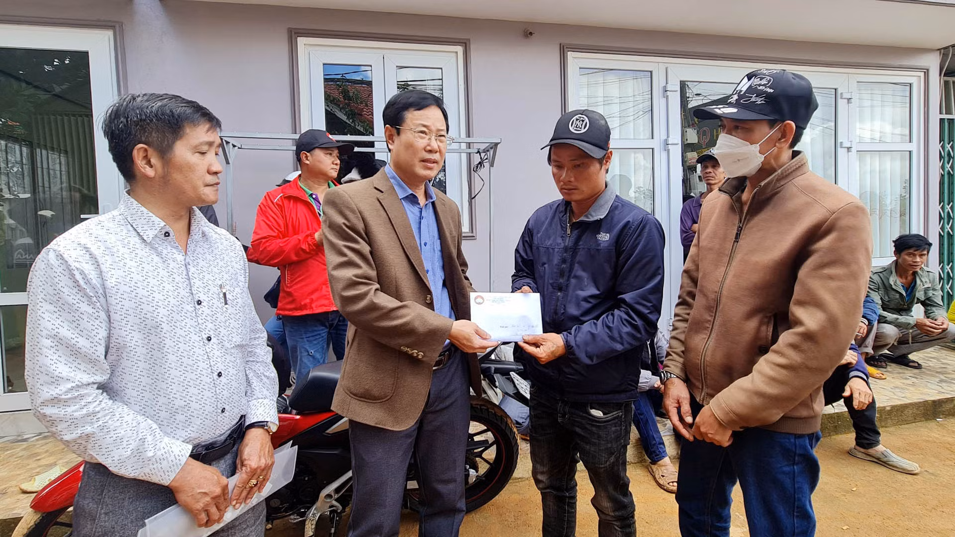 Chủ tịch Ủy ban Mặt trận Tổ quốc Việt Nam tỉnh Lâm Đồng đến thăm hỏi, hỗ trợ gia đình nạn nhân bị thiệt mạng.