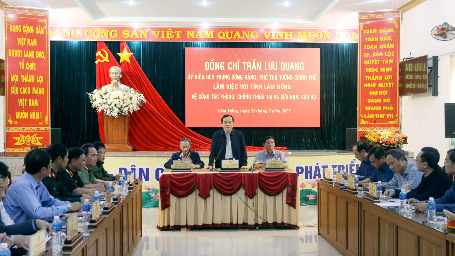 Phó Thủ tướng Trần Lưu Quang nhấn mạnh ba nội dung, nhóm việc, gồm: công tác khắc phục, cảnh báo và thích ứng. Phó Thủ tướng Trần Lưu Quang nhấn mạnh ba nội dung, nhóm việc, gồm: công tác khắc phục, cảnh báo và thích ứng.