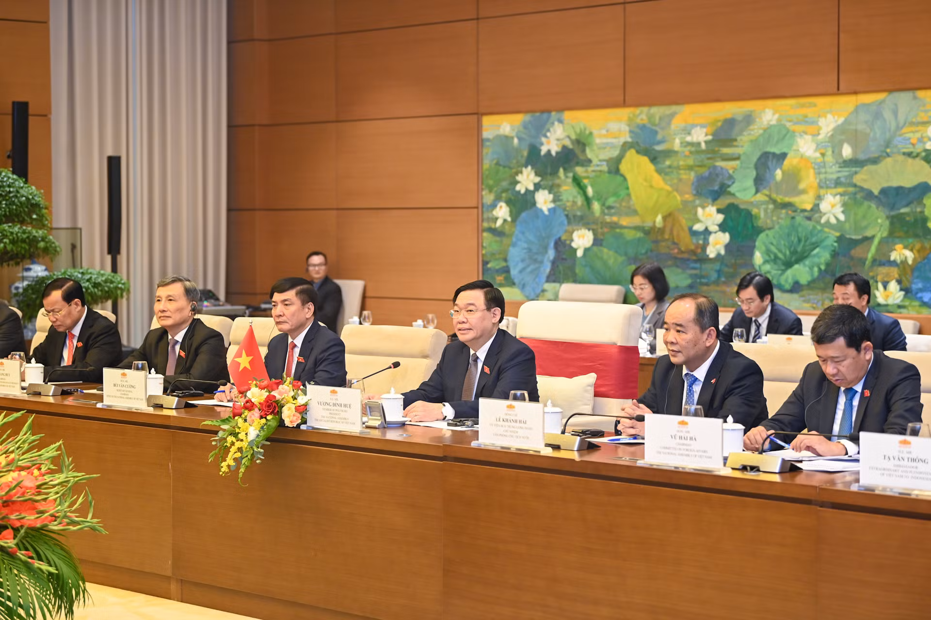 Chủ tịch Quốc hội Vương Đình Huệ và các đại biểu Việt Nam dự buổi hội kiến. Chủ tịch Quốc hội Vương Đình Huệ và các đại biểu Việt Nam dự buổi hội kiến.