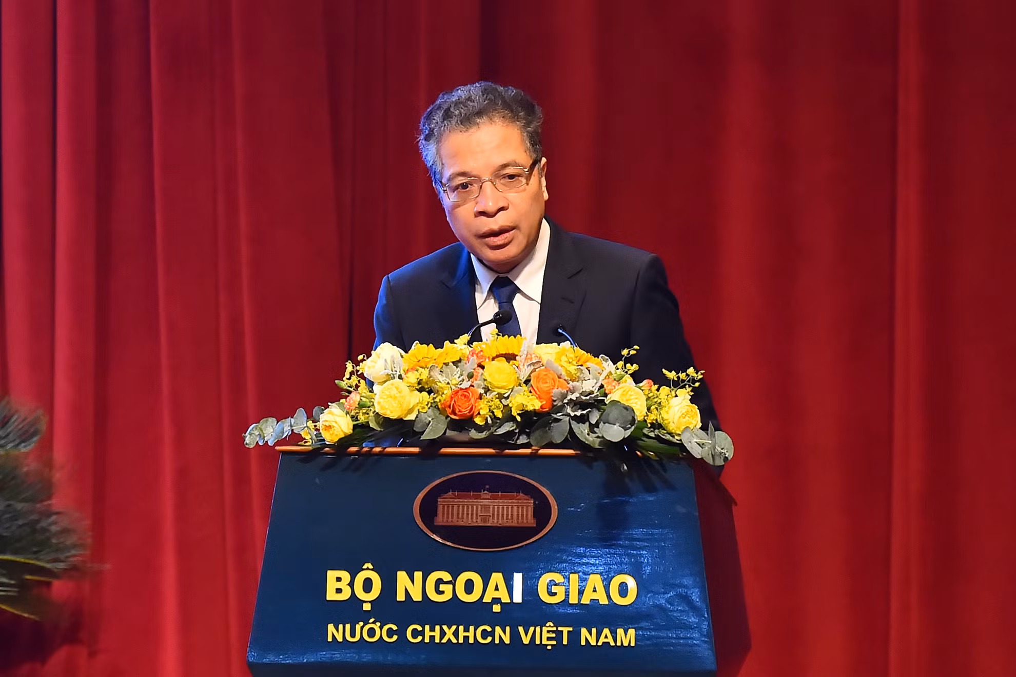 Đại sứ Đặc mệnh toàn quyền nước Cộng hòa xã hội chủ nghĩa Việt Nam tại Liên bang Nga Đặng Minh Khôi trình bày tham luận tại phiên họp.
