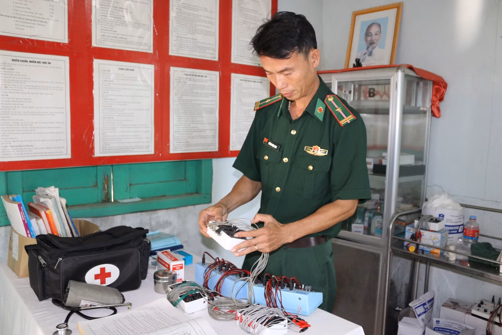 Thiếu tá, bác sĩ Hoàng Ngọc Linh sử dụng máy điện châm phục vụ công tác điều trị bệnh. (Ảnh: KIM NGÂN) Thiếu tá, bác sĩ Hoàng Ngọc Linh sử dụng máy điện châm phục vụ công tác điều trị bệnh. (Ảnh: KIM NGÂN)