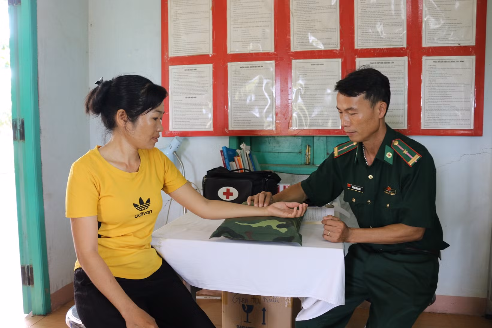 Thiếu tá, bác sĩ Hoàng Ngọc Linh khám bệnh cho người dân vùng biên. (Ảnh: KIM NGÂN) Thiếu tá, bác sĩ Hoàng Ngọc Linh khám bệnh cho người dân vùng biên. (Ảnh: KIM NGÂN)