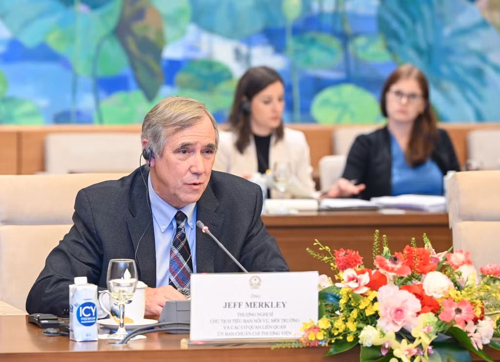 Thượng nghị sĩ bang Oregon Jeff Merkley phát biểu tại cuộc tiếp.