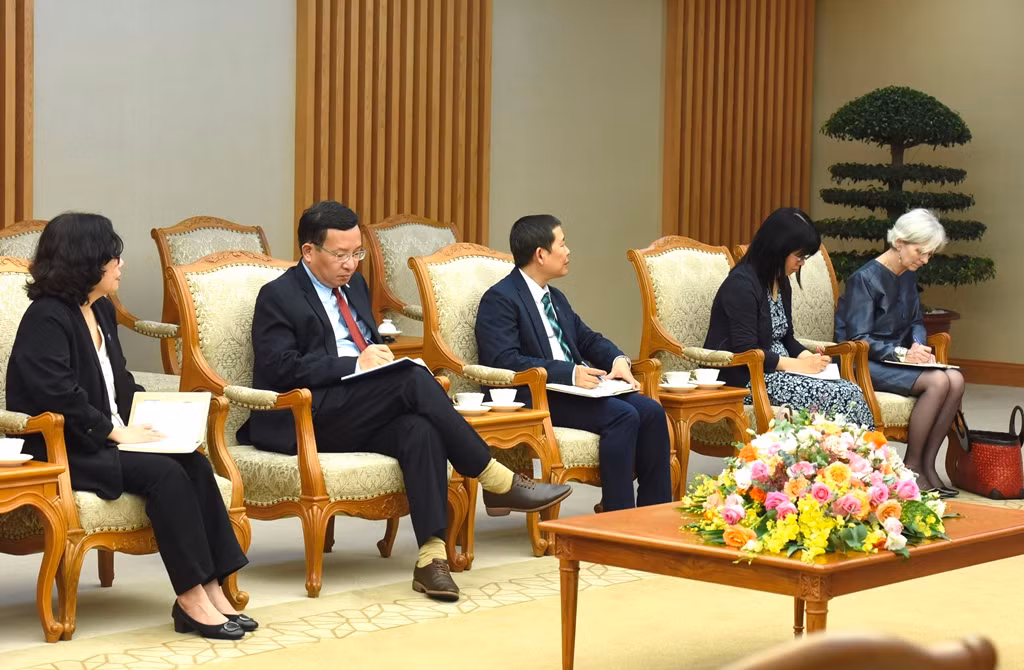Các thành viên đi cùng đoàn Tổng Giám đốc Tổ chức Lao động Quốc tế (ILO) Gilbert F. Houngbo tại buổi tiếp.