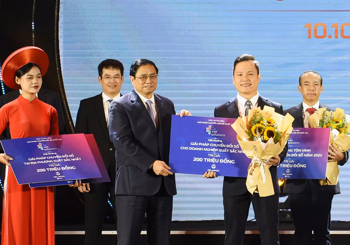 Thủ tướng Phạm Minh Chính trao giải Cuộc thi Tìm kiếm giải pháp Chuyển đổi số quốc gia cho đại diện bộ, ngành, địa phương, doanh nghiệp và cộng đồng.