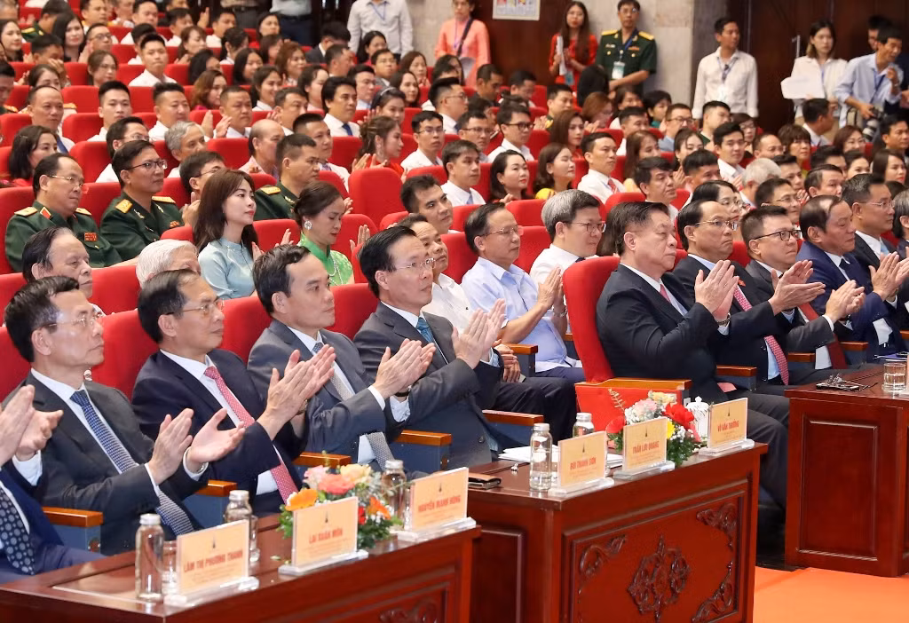 Chủ tịch nước Võ Văn Thưởng cùng các đồng chí lãnh đạo Đảng, Nhà nước và các đại biểu dự lễ trao giải. Chủ tịch nước Võ Văn Thưởng cùng các đồng chí lãnh đạo Đảng, Nhà nước và các đại biểu dự lễ trao giải.
