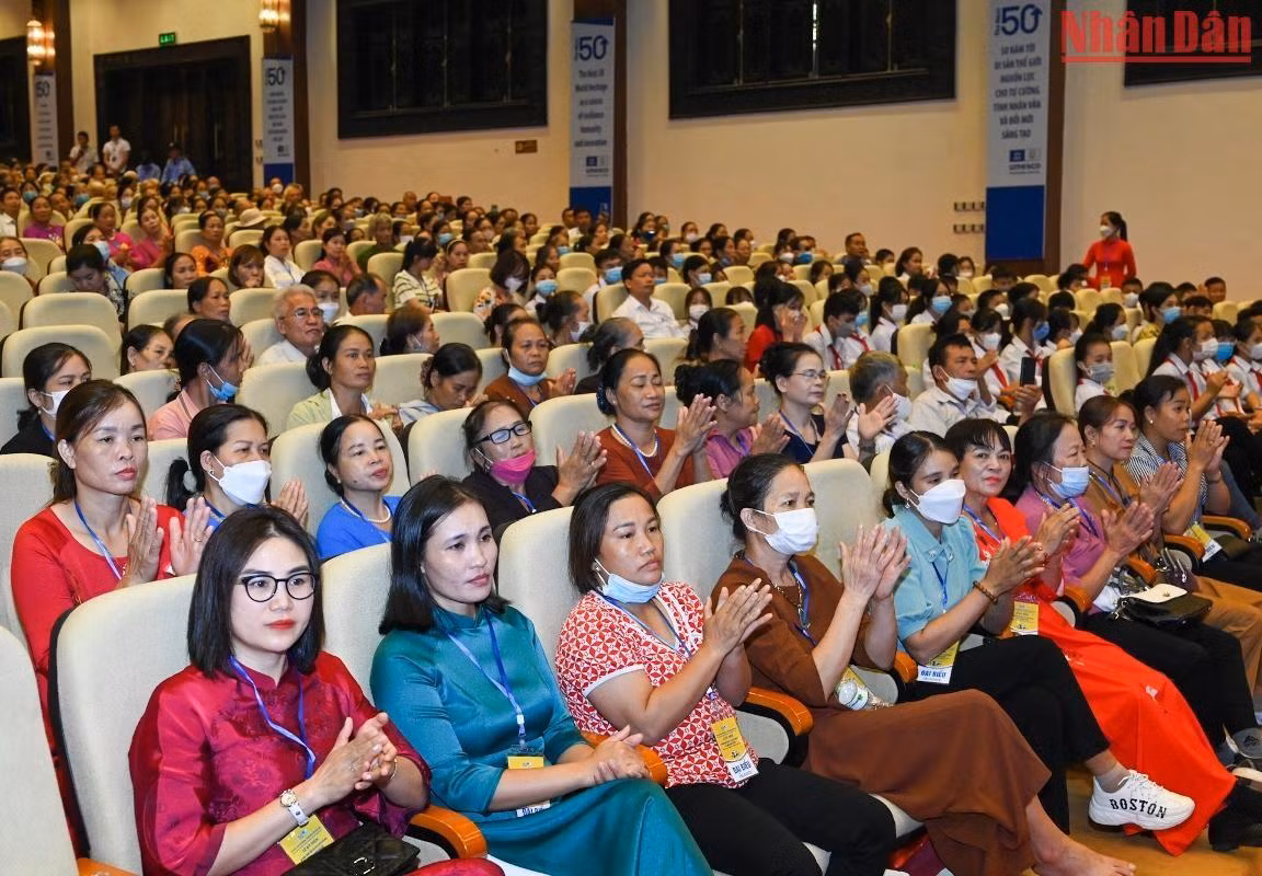 Các đại biểu và các khách mời dự lễ kỷ niệm.