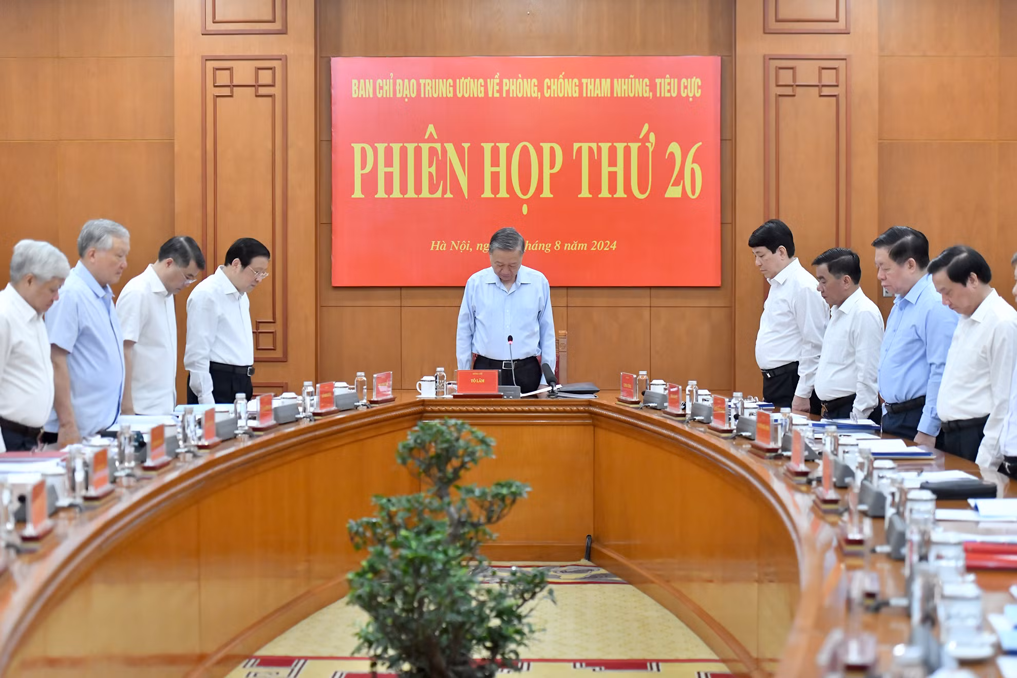 Tổng Bí thư, Chủ tịch nước Tô Lâm và các đồng chí lãnh đạo Đảng, Nhà nước và các đại biểu dành một phút mặc niệm cố Tổng Bí thư Nguyễn Phú Trọng. Tổng Bí thư, Chủ tịch nước Tô Lâm và các đồng chí lãnh đạo Đảng, Nhà nước và các đại biểu dành một phút mặc niệm cố Tổng Bí thư Nguyễn Phú Trọng.