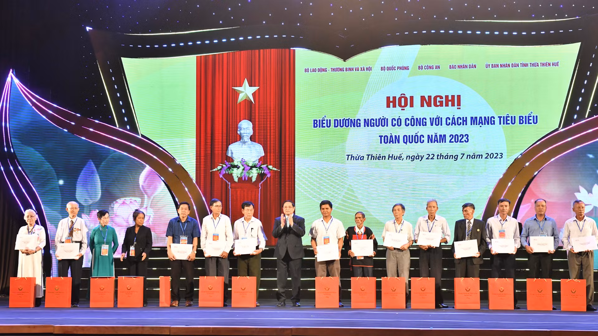 Thủ tướng Phạm Minh Chính tặng quà và trao kỷ vật cho các cán bộ đi B và thân nhân của các cán bộ đi B.