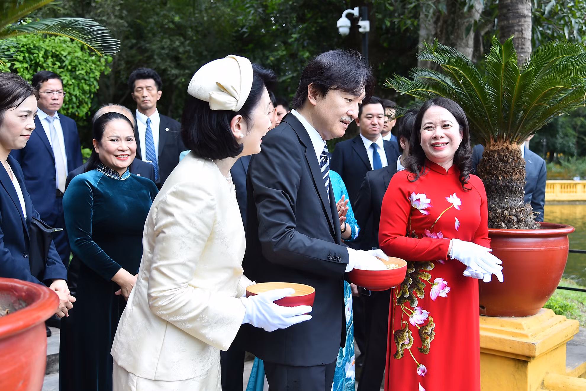Phó Chủ tịch nước Võ Thị Ánh Xuân trò chuyện cùng Hoàng Thái tử Nhật Bản Akishino và Công nương Kiko. Phó Chủ tịch nước Võ Thị Ánh Xuân trò chuyện cùng Hoàng Thái tử Nhật Bản Akishino và Công nương Kiko.